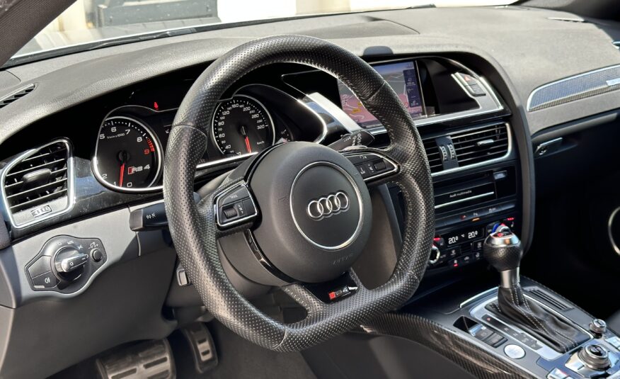 AUDI RS4 Avant 4.2 V8