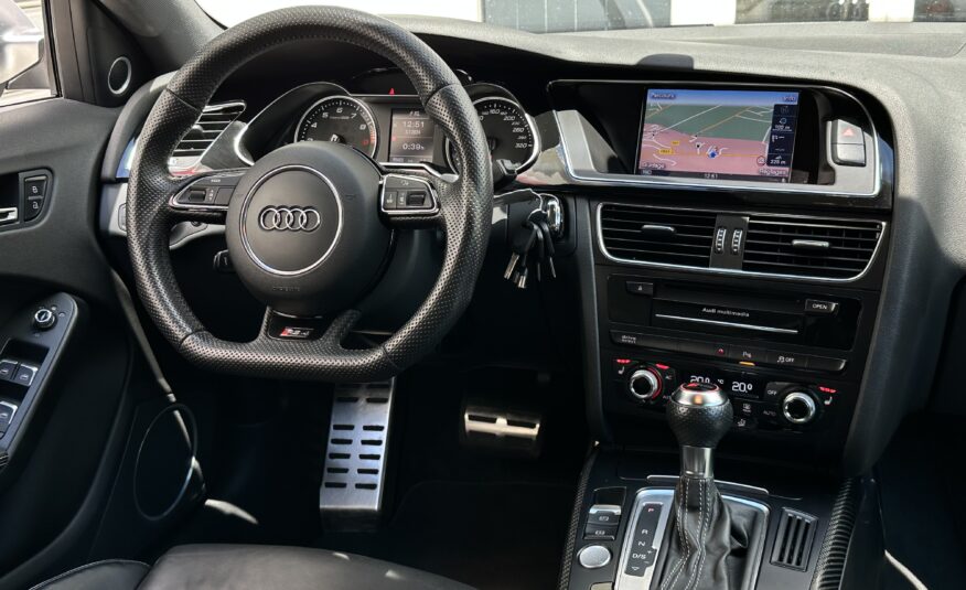 AUDI RS4 Avant 4.2 V8