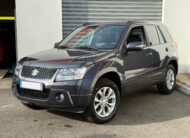 Suzuki Grand Vitara II 3.2 V6 Édition 20ème anniversaire 2009. SUV tout-terrain rare avec moteur 233 ch, intérieur cuir, toit ouvrant, caméra de recul et boîte automatique. Idéal pour les passionnés d’aventure et de véhicules robustes. Véhicule en excellent état avec suivi d’entretien