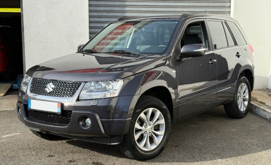 Suzuki Grand Vitara II 3.2 V6 Édition 20ème anniversaire 2009. SUV tout-terrain rare avec moteur 233 ch, intérieur cuir, toit ouvrant, caméra de recul et boîte automatique. Idéal pour les passionnés d’aventure et de véhicules robustes. Véhicule en excellent état avec suivi d’entretien