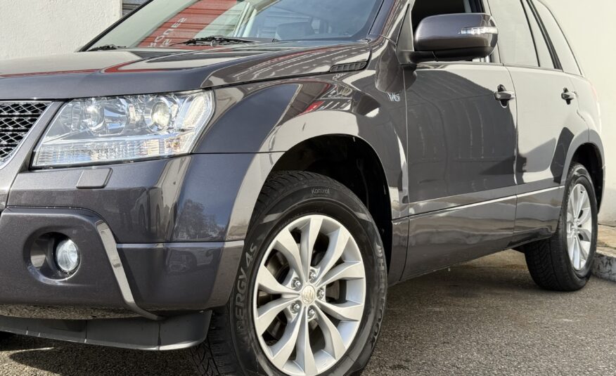 Suzuki Grand Vitara II 3.2 V6 Édition 20ème anniversaire 2009. SUV tout-terrain rare avec moteur 233 ch, intérieur cuir, toit ouvrant, caméra de recul et boîte automatique. Idéal pour les passionnés d’aventure et de véhicules robustes. Véhicule en excellent état avec suivi d’entretien