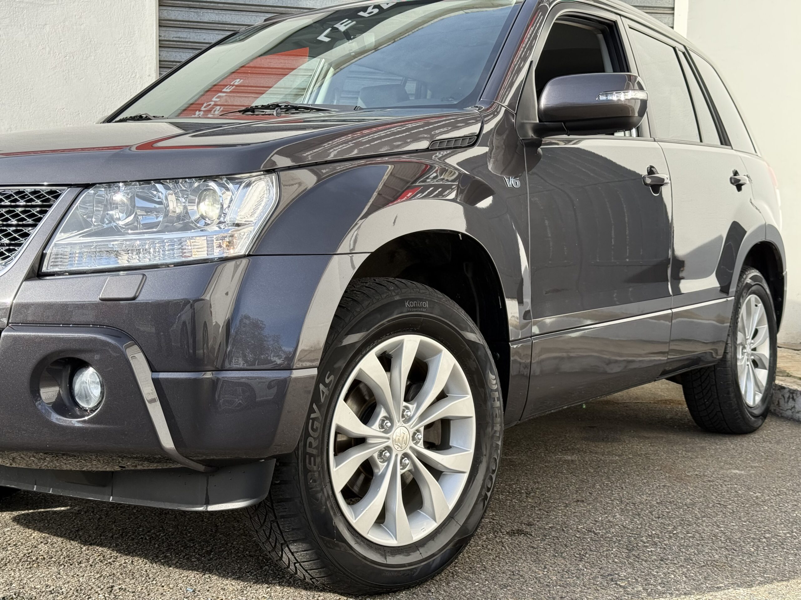 Suzuki Grand Vitara II 3.2 V6 Édition 20ème anniversaire 2009. SUV tout-terrain rare avec moteur 233 ch, intérieur cuir, toit ouvrant, caméra de recul et boîte automatique. Idéal pour les passionnés d’aventure et de véhicules robustes. Véhicule en excellent état avec suivi d’entretien