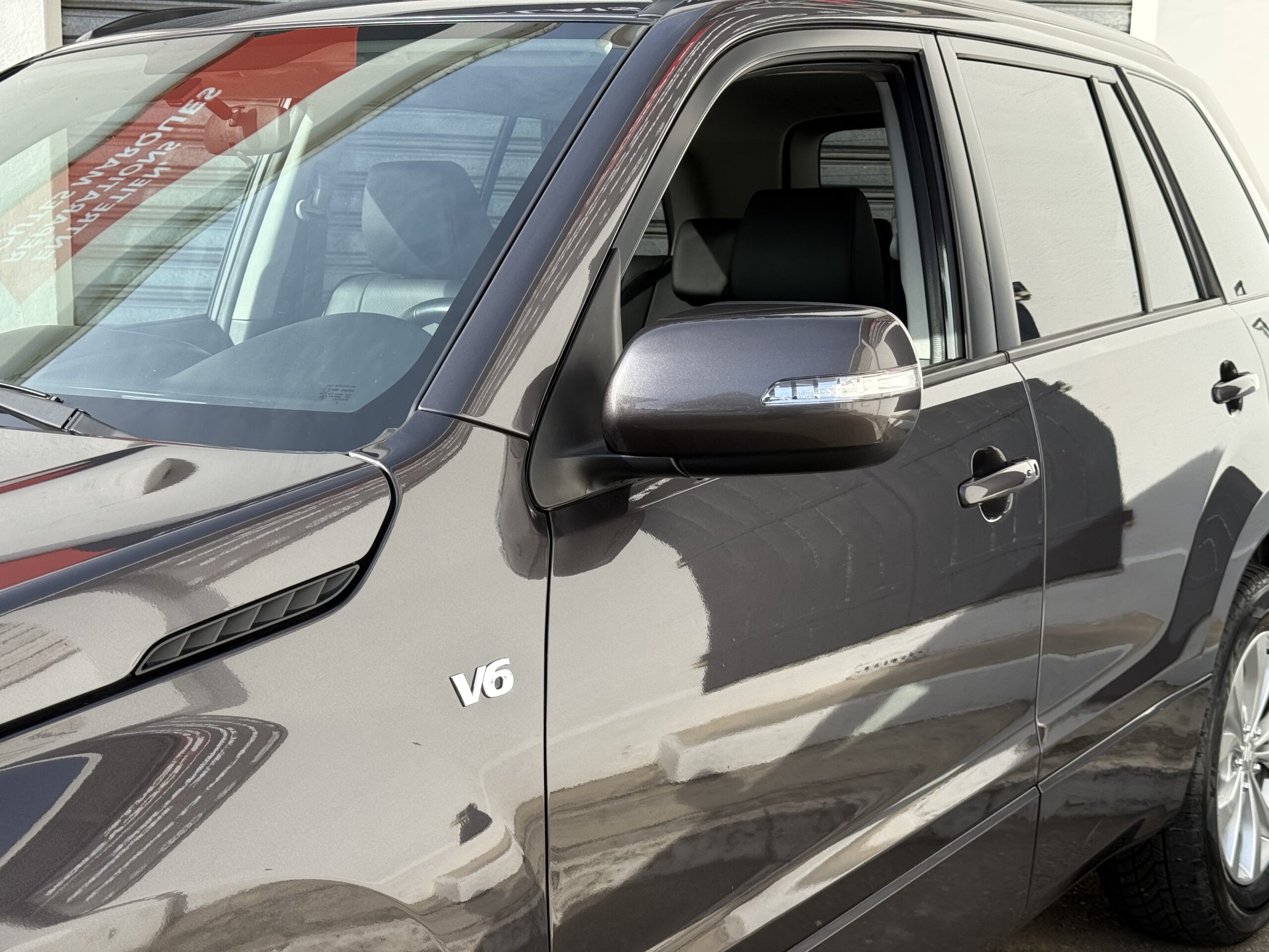 Suzuki Grand Vitara II 3.2 V6 Édition 20ème anniversaire 2009. SUV tout-terrain rare avec moteur 233 ch, intérieur cuir, toit ouvrant, caméra de recul et boîte automatique. Idéal pour les passionnés d’aventure et de véhicules robustes. Véhicule en excellent état avec suivi d’entretien