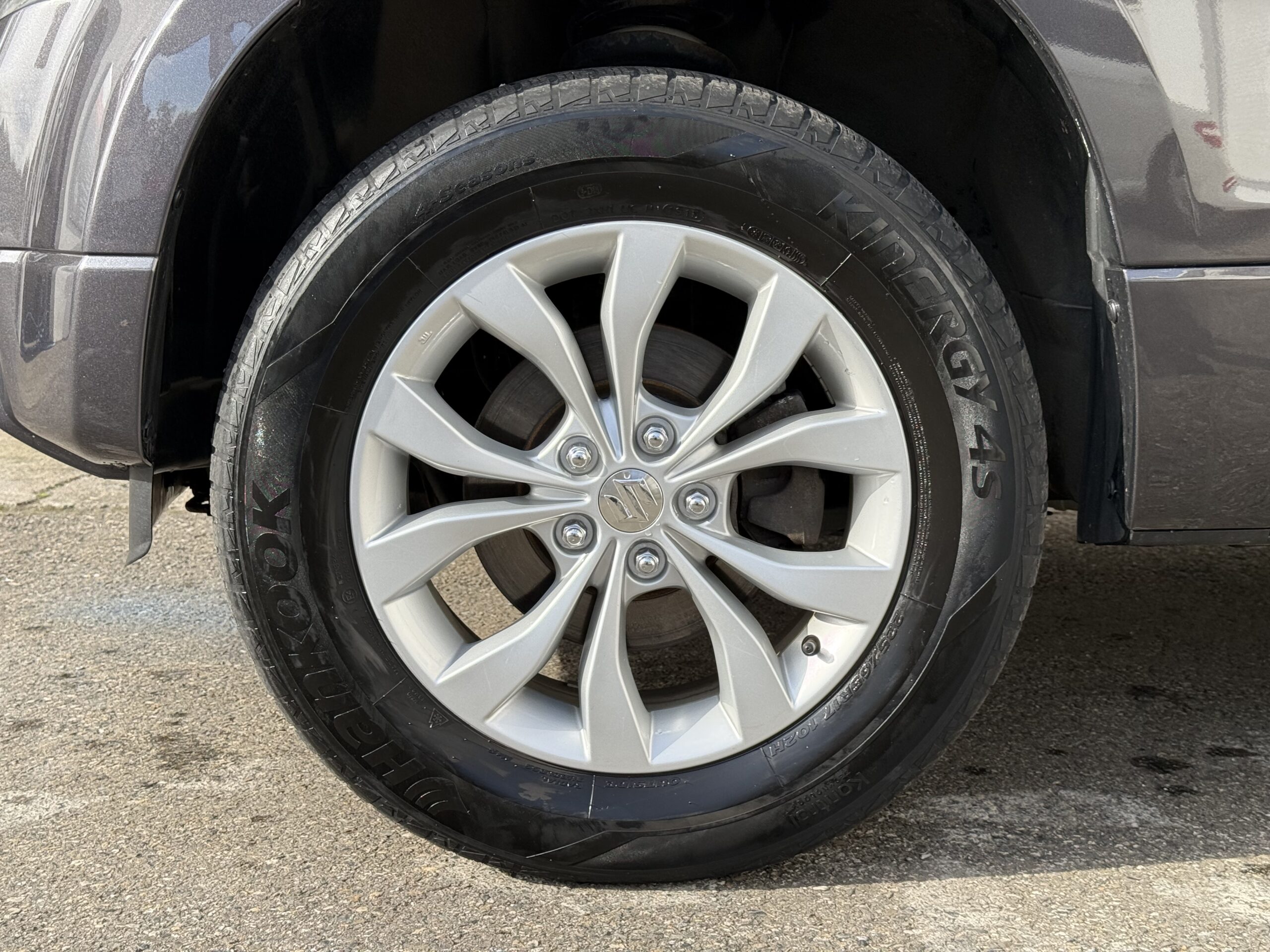 Suzuki Grand Vitara II 3.2 V6 Édition 20ème anniversaire 2009. SUV tout-terrain rare avec moteur 233 ch, intérieur cuir, toit ouvrant, caméra de recul et boîte automatique. Idéal pour les passionnés d’aventure et de véhicules robustes. Véhicule en excellent état avec suivi d’entretien