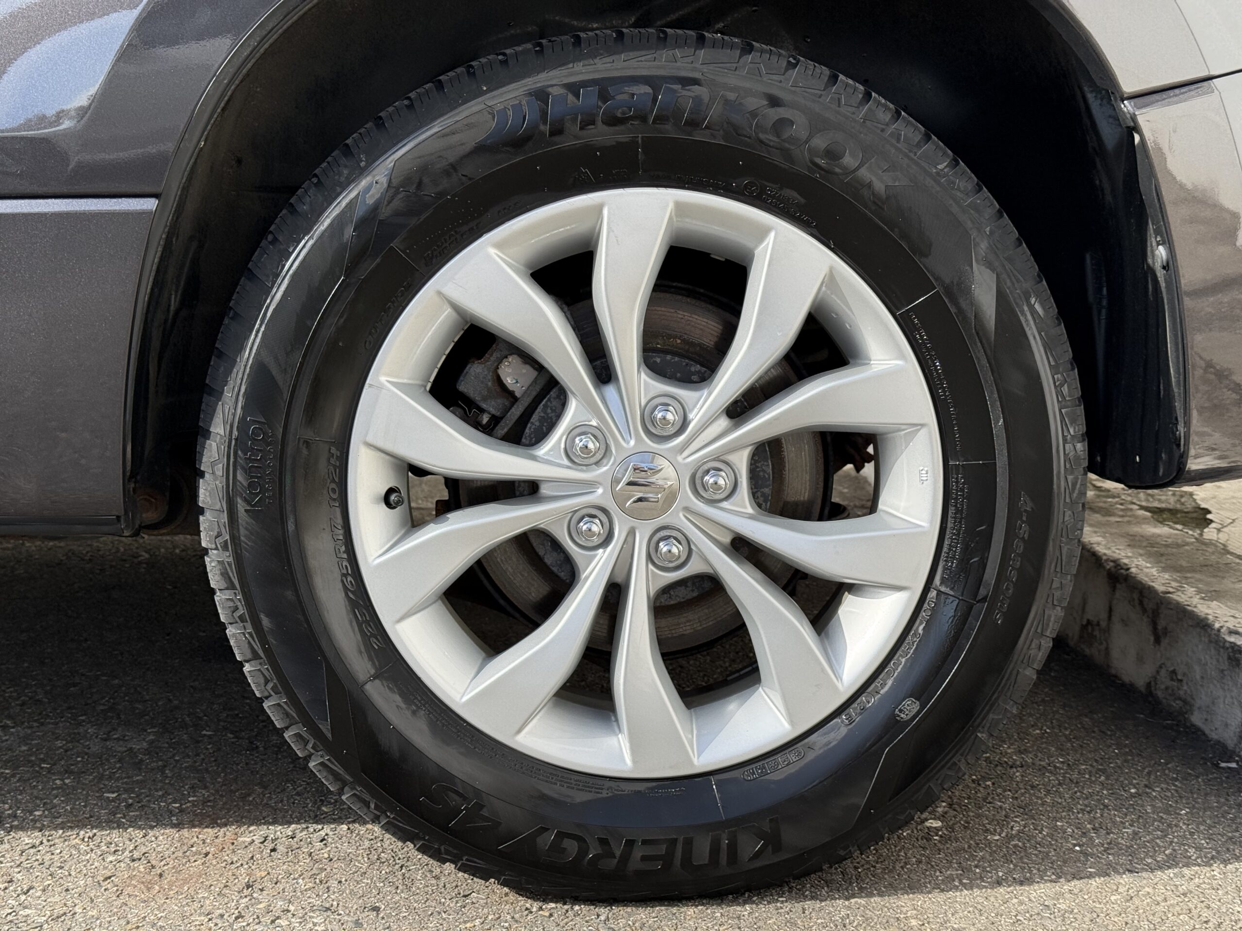 Suzuki Grand Vitara II 3.2 V6 Édition 20ème anniversaire 2009. SUV tout-terrain rare avec moteur 233 ch, intérieur cuir, toit ouvrant, caméra de recul et boîte automatique. Idéal pour les passionnés d’aventure et de véhicules robustes. Véhicule en excellent état avec suivi d’entretien