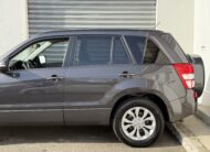 Suzuki Grand Vitara II 3.2 V6 Édition 20ème anniversaire 2009. SUV tout-terrain rare avec moteur 233 ch, intérieur cuir, toit ouvrant, caméra de recul et boîte automatique. Idéal pour les passionnés d’aventure et de véhicules robustes. Véhicule en excellent état avec suivi d’entretien