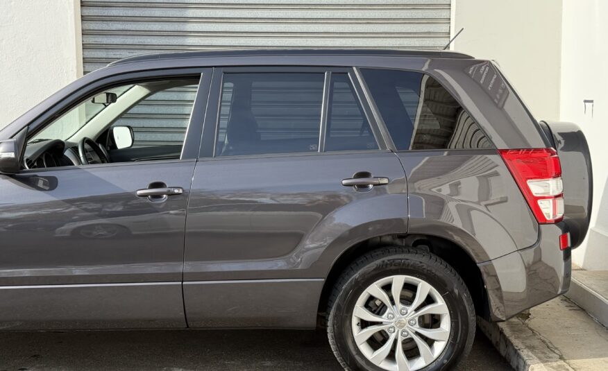 Suzuki Grand Vitara II 3.2 V6 Édition 20ème anniversaire 2009. SUV tout-terrain rare avec moteur 233 ch, intérieur cuir, toit ouvrant, caméra de recul et boîte automatique. Idéal pour les passionnés d’aventure et de véhicules robustes. Véhicule en excellent état avec suivi d’entretien