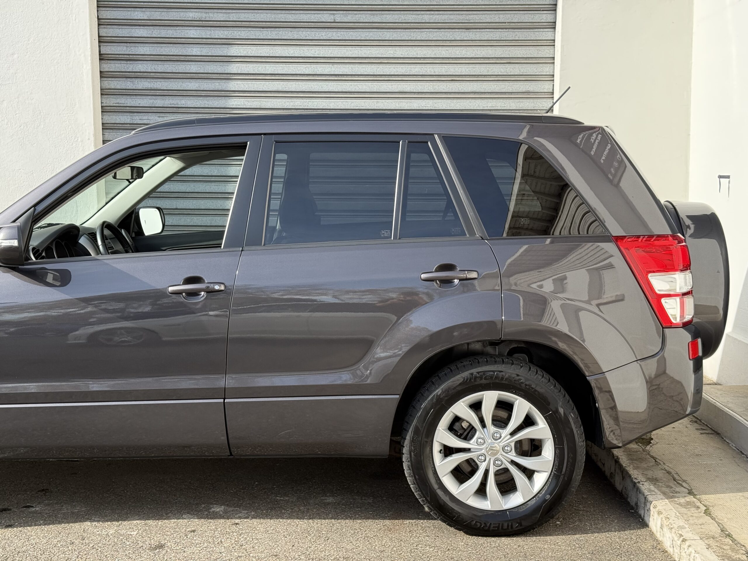 Suzuki Grand Vitara II 3.2 V6 Édition 20ème anniversaire 2009. SUV tout-terrain rare avec moteur 233 ch, intérieur cuir, toit ouvrant, caméra de recul et boîte automatique. Idéal pour les passionnés d’aventure et de véhicules robustes. Véhicule en excellent état avec suivi d’entretien