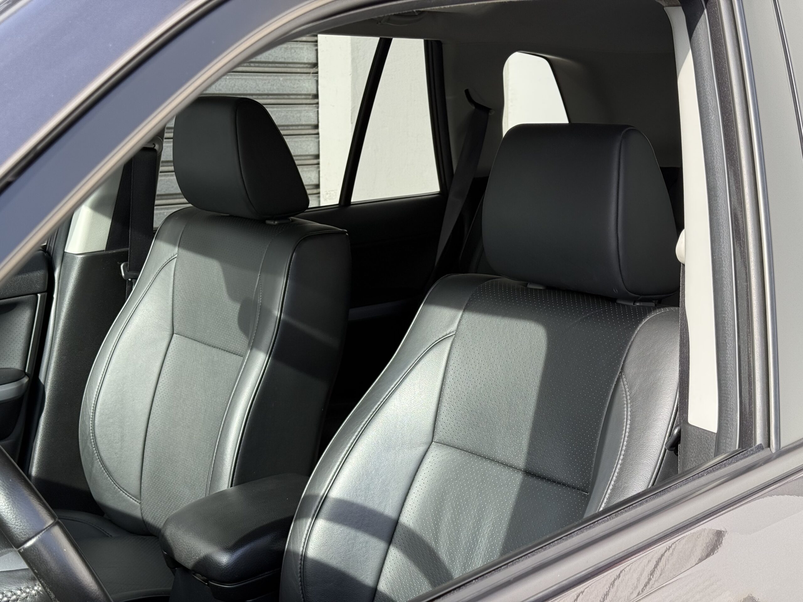 Suzuki Grand Vitara II 3.2 V6 Édition 20ème anniversaire 2009. SUV tout-terrain rare avec moteur 233 ch, intérieur cuir, toit ouvrant, caméra de recul et boîte automatique. Idéal pour les passionnés d’aventure et de véhicules robustes. Véhicule en excellent état avec suivi d’entretien