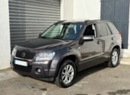 Suzuki Grand Vitara II 3.2 V6 Édition 20ème anniversaire 2009. SUV tout-terrain rare avec moteur 233 ch, intérieur cuir, toit ouvrant, caméra de recul et boîte automatique. Idéal pour les passionnés d’aventure et de véhicules robustes. Véhicule en excellent état avec suivi d’entretien