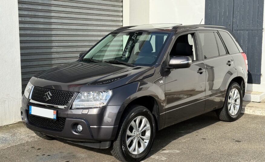 Suzuki Grand Vitara II 3.2 V6 Édition 20ème anniversaire 2009. SUV tout-terrain rare avec moteur 233 ch, intérieur cuir, toit ouvrant, caméra de recul et boîte automatique. Idéal pour les passionnés d’aventure et de véhicules robustes. Véhicule en excellent état avec suivi d’entretien