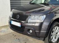 Suzuki Grand Vitara II 3.2 V6 Édition 20ème anniversaire 2009. SUV tout-terrain rare avec moteur 233 ch, intérieur cuir, toit ouvrant, caméra de recul et boîte automatique. Idéal pour les passionnés d’aventure et de véhicules robustes. Véhicule en excellent état avec suivi d’entretien