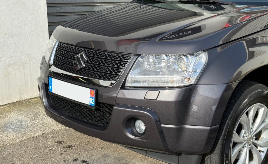 Suzuki Grand Vitara II 3.2 V6 Édition 20ème anniversaire 2009. SUV tout-terrain rare avec moteur 233 ch, intérieur cuir, toit ouvrant, caméra de recul et boîte automatique. Idéal pour les passionnés d’aventure et de véhicules robustes. Véhicule en excellent état avec suivi d’entretien