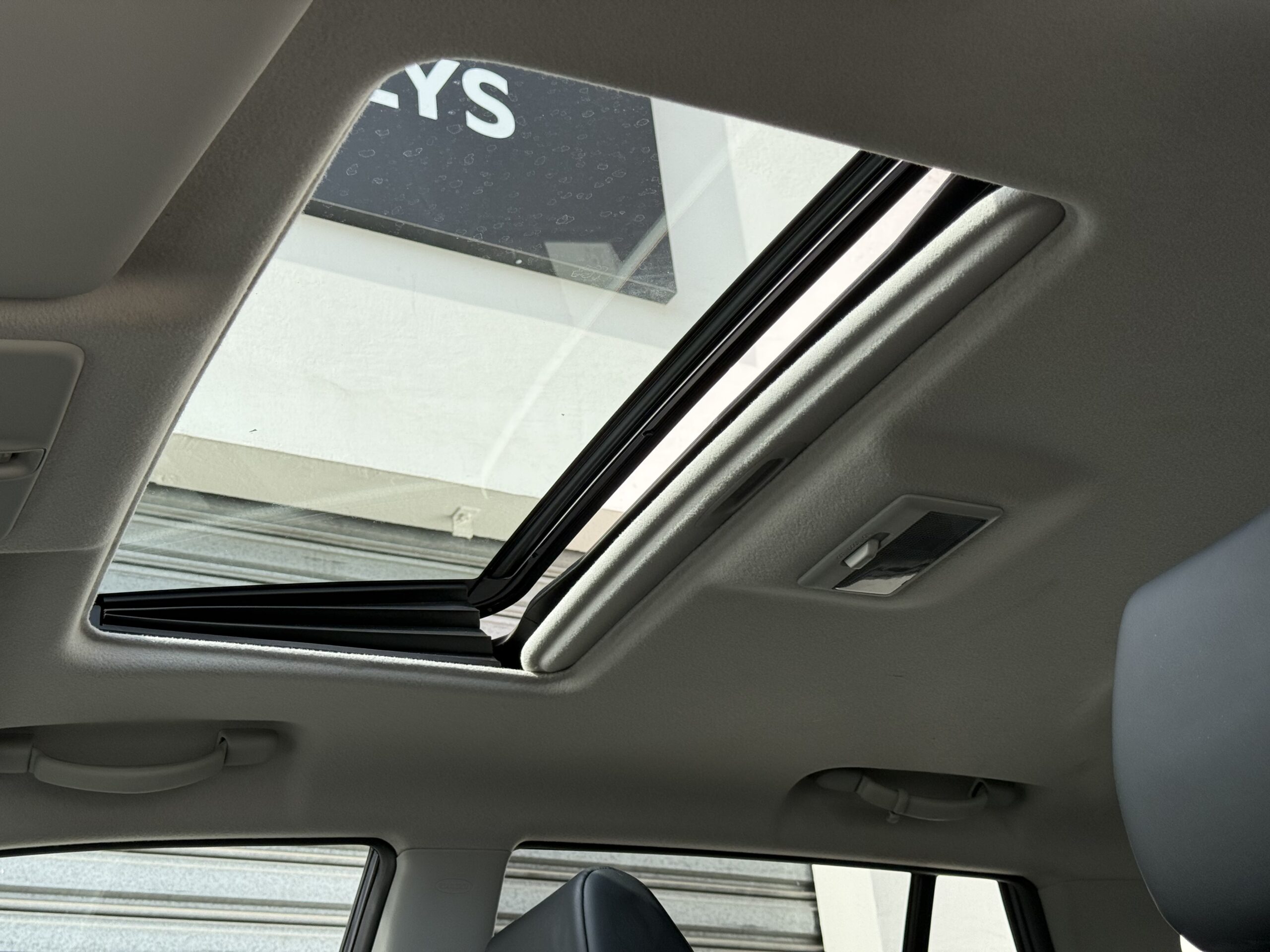 Suzuki Grand Vitara II 3.2 V6 Édition 20ème anniversaire 2009. SUV tout-terrain rare avec moteur 233 ch, intérieur cuir, toit ouvrant, caméra de recul et boîte automatique. Idéal pour les passionnés d’aventure et de véhicules robustes. Véhicule en excellent état avec suivi d’entretien