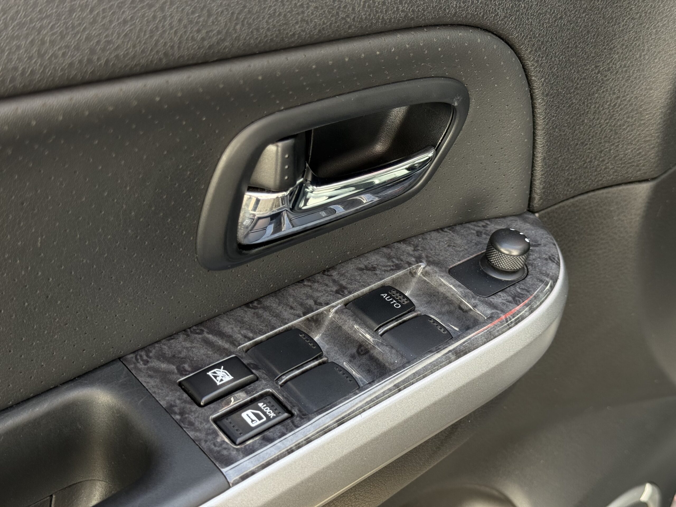 Suzuki Grand Vitara II 3.2 V6 Édition 20ème anniversaire 2009. SUV tout-terrain rare avec moteur 233 ch, intérieur cuir, toit ouvrant, caméra de recul et boîte automatique. Idéal pour les passionnés d’aventure et de véhicules robustes. Véhicule en excellent état avec suivi d’entretien