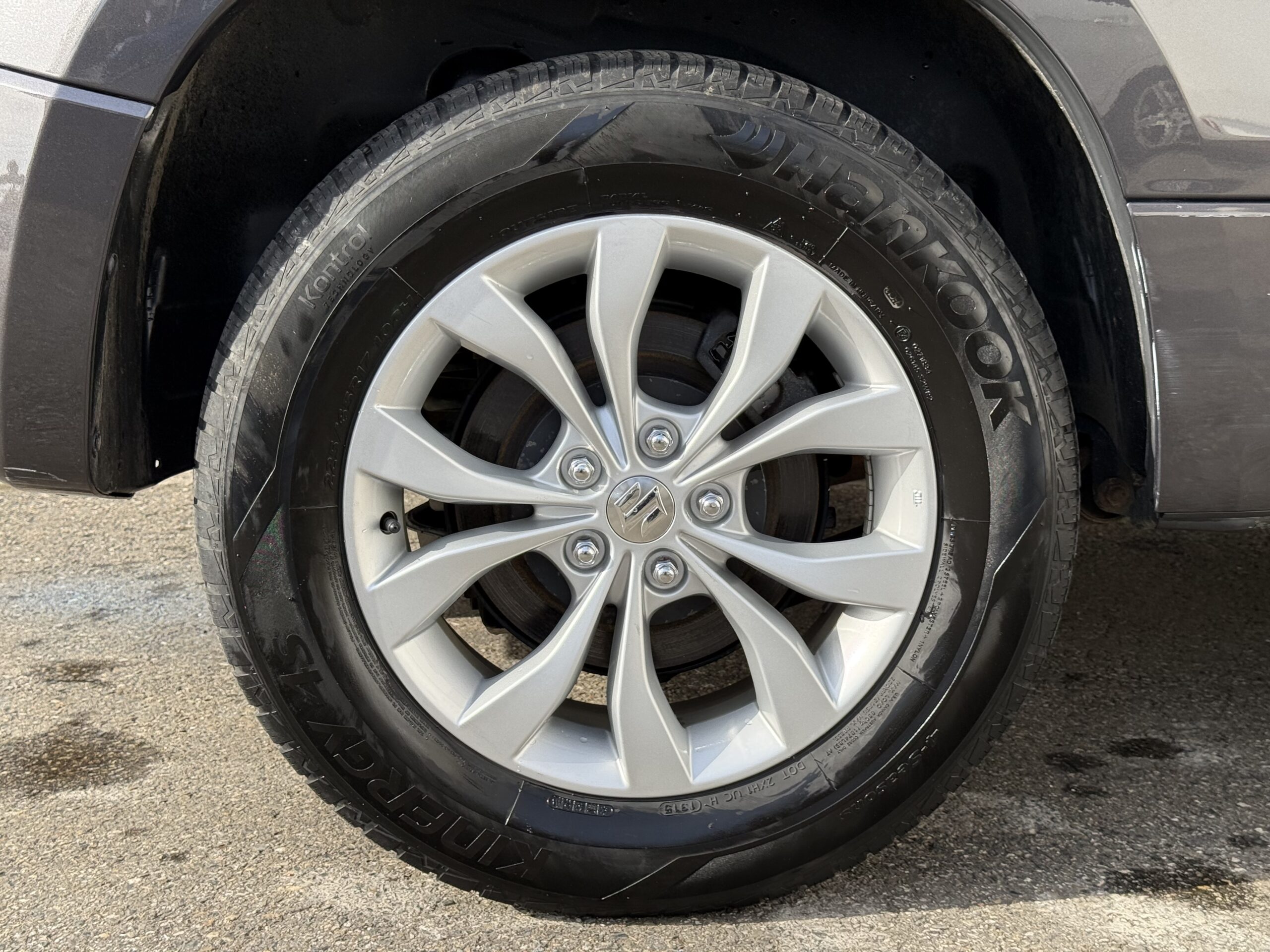 Suzuki Grand Vitara II 3.2 V6 Édition 20ème anniversaire 2009. SUV tout-terrain rare avec moteur 233 ch, intérieur cuir, toit ouvrant, caméra de recul et boîte automatique. Idéal pour les passionnés d’aventure et de véhicules robustes. Véhicule en excellent état avec suivi d’entretien