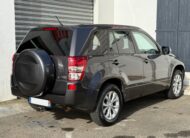 Suzuki Grand Vitara II 3.2 V6 Édition 20ème anniversaire 2009. SUV tout-terrain rare avec moteur 233 ch, intérieur cuir, toit ouvrant, caméra de recul et boîte automatique. Idéal pour les passionnés d’aventure et de véhicules robustes. Véhicule en excellent état avec suivi d’entretien