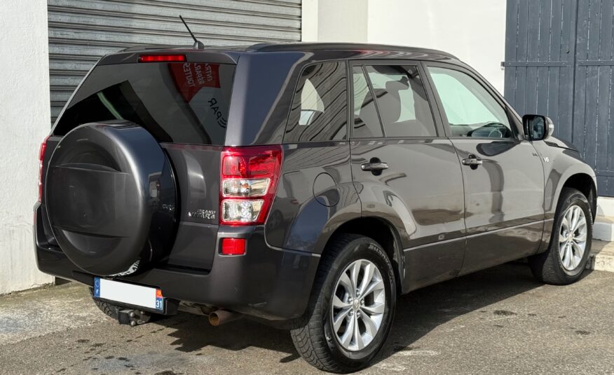 Suzuki Grand Vitara II 3.2 V6 Édition 20ème anniversaire 2009. SUV tout-terrain rare avec moteur 233 ch, intérieur cuir, toit ouvrant, caméra de recul et boîte automatique. Idéal pour les passionnés d’aventure et de véhicules robustes. Véhicule en excellent état avec suivi d’entretien