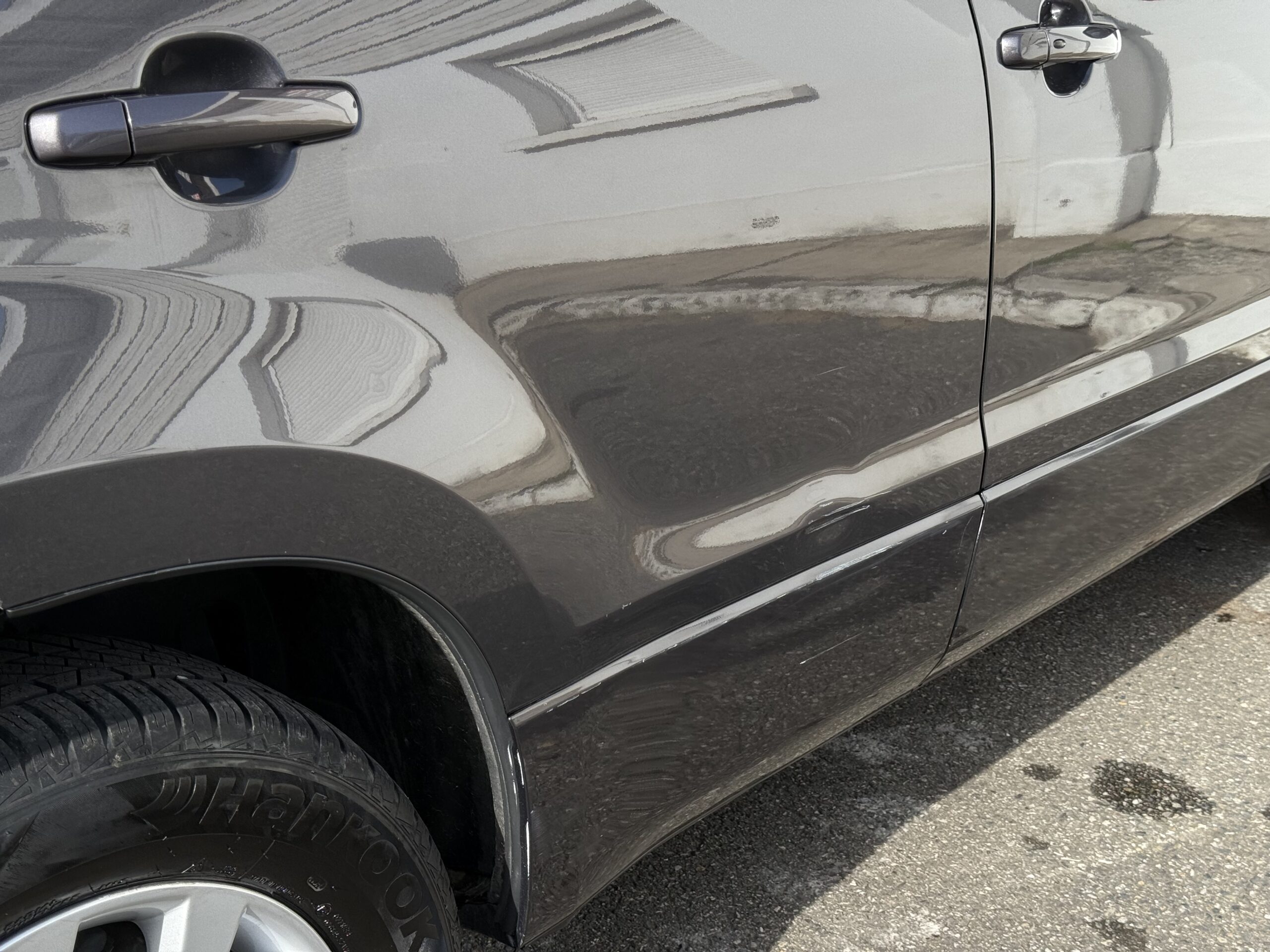 Suzuki Grand Vitara II 3.2 V6 Édition 20ème anniversaire 2009. SUV tout-terrain rare avec moteur 233 ch, intérieur cuir, toit ouvrant, caméra de recul et boîte automatique. Idéal pour les passionnés d’aventure et de véhicules robustes. Véhicule en excellent état avec suivi d’entretien