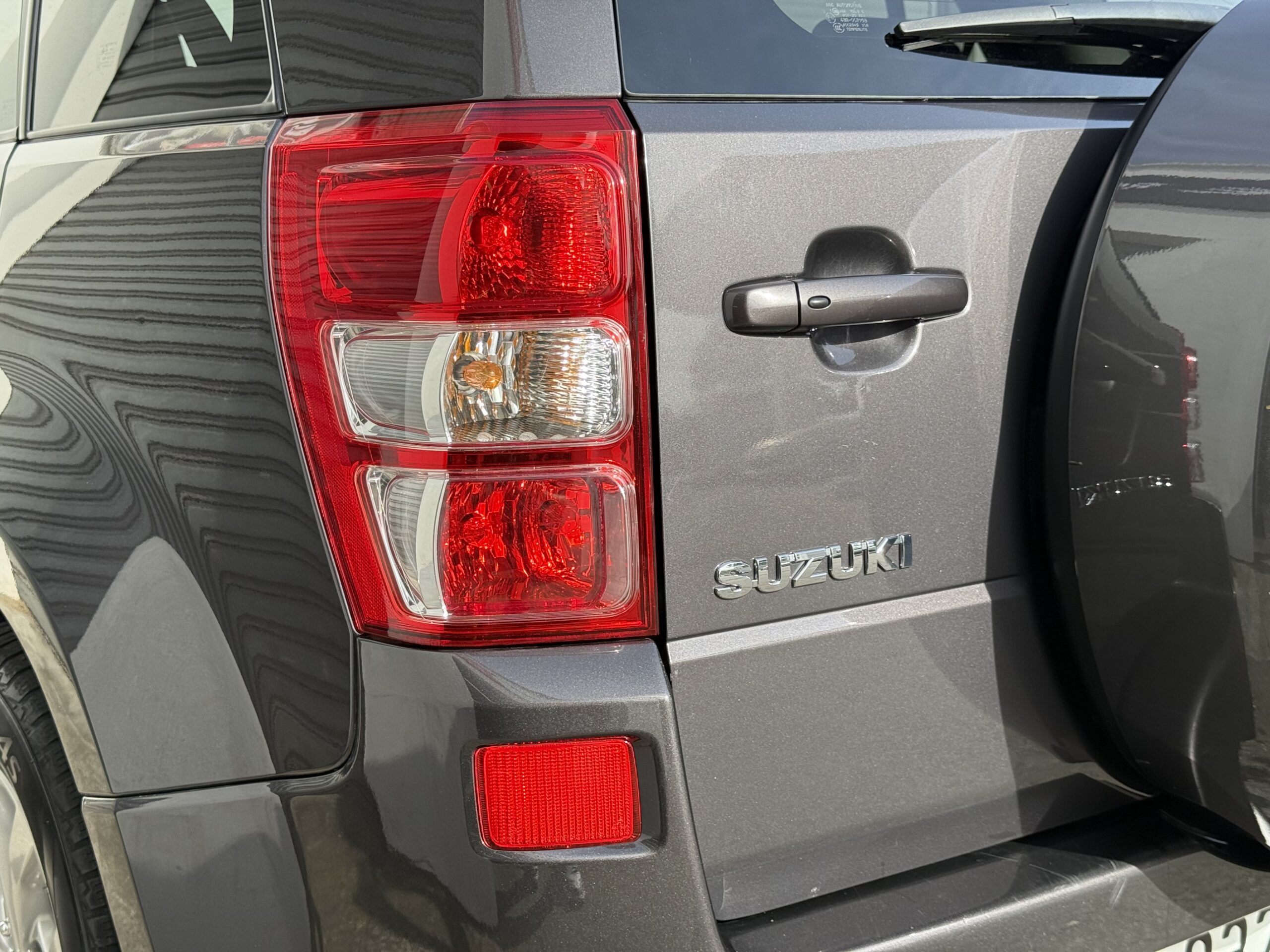 Suzuki Grand Vitara II 3.2 V6 Édition 20ème anniversaire 2009. SUV tout-terrain rare avec moteur 233 ch, intérieur cuir, toit ouvrant, caméra de recul et boîte automatique. Idéal pour les passionnés d’aventure et de véhicules robustes. Véhicule en excellent état avec suivi d’entretien