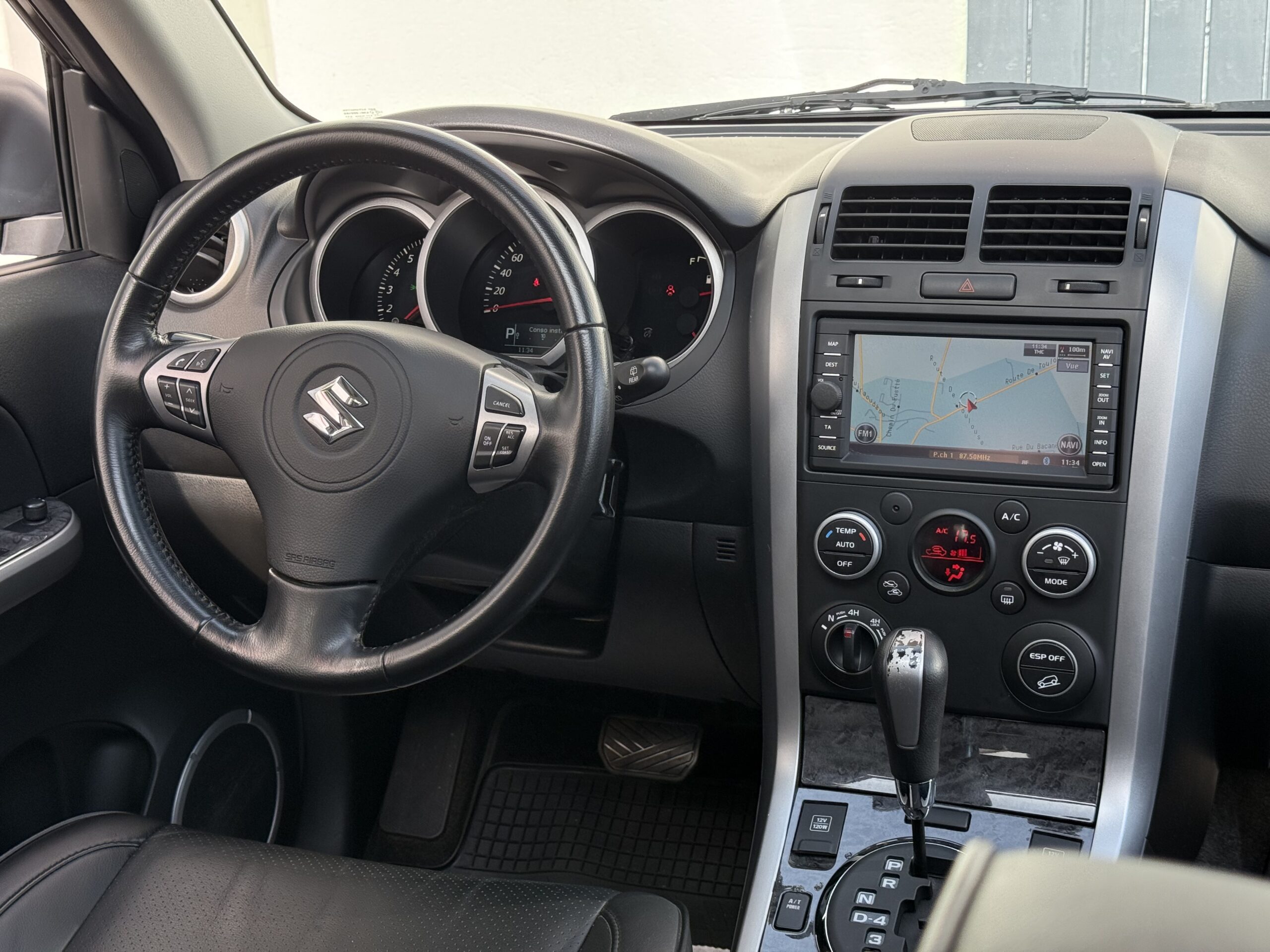 Suzuki Grand Vitara II 3.2 V6 Édition 20ème anniversaire 2009. SUV tout-terrain rare avec moteur 233 ch, intérieur cuir, toit ouvrant, caméra de recul et boîte automatique. Idéal pour les passionnés d’aventure et de véhicules robustes. Véhicule en excellent état avec suivi d’entretien