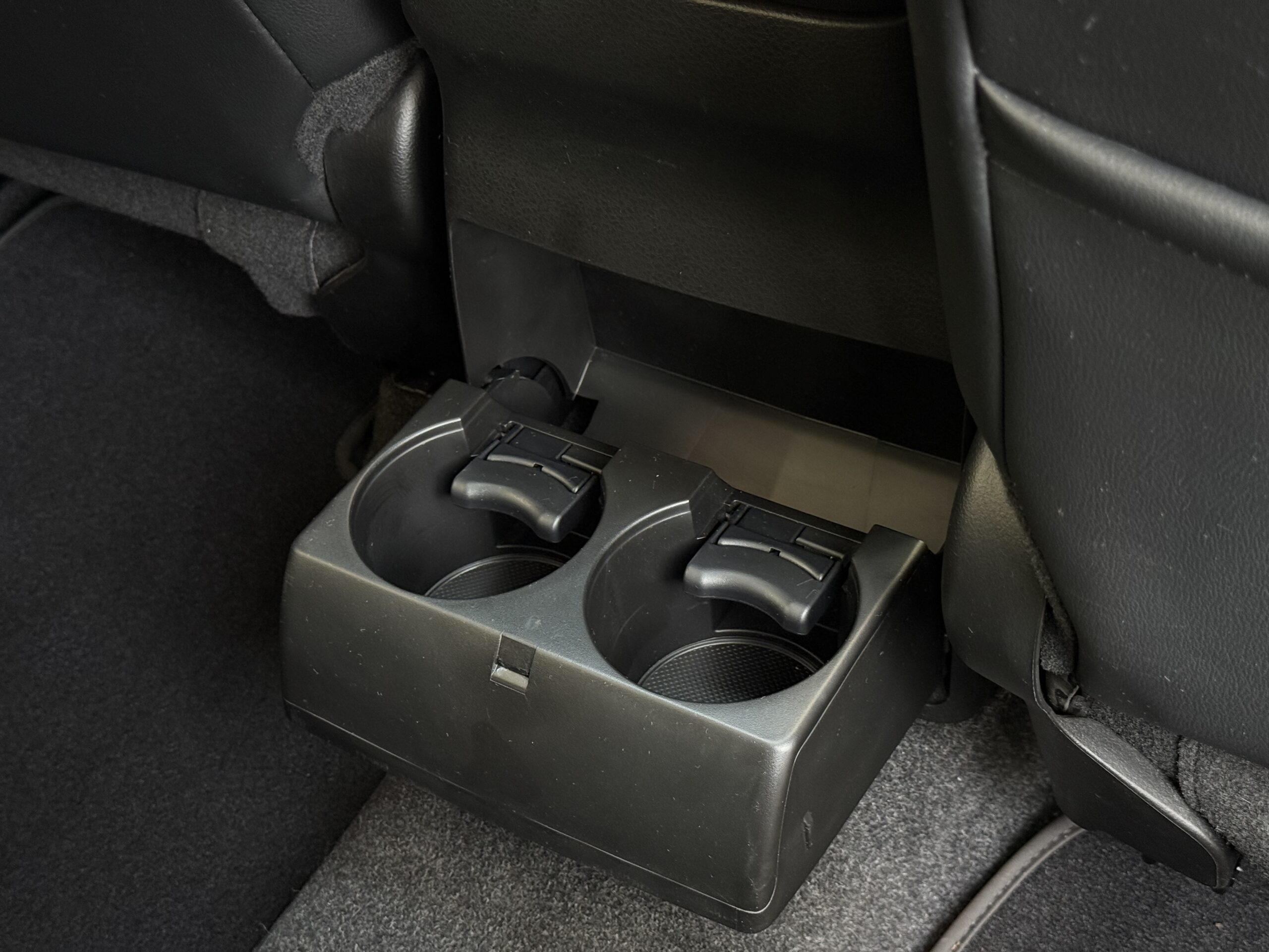 Suzuki Grand Vitara II 3.2 V6 Édition 20ème anniversaire 2009. SUV tout-terrain rare avec moteur 233 ch, intérieur cuir, toit ouvrant, caméra de recul et boîte automatique. Idéal pour les passionnés d’aventure et de véhicules robustes. Véhicule en excellent état avec suivi d’entretien