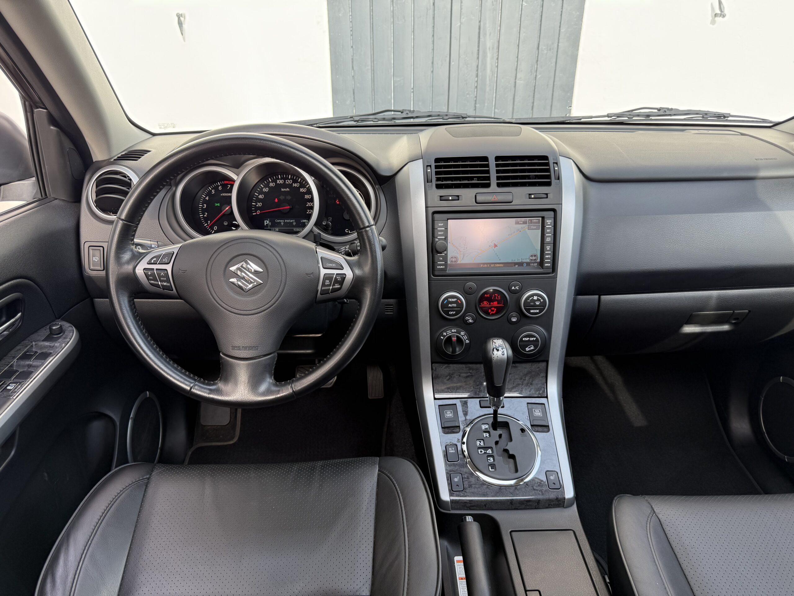 Suzuki Grand Vitara II 3.2 V6 Édition 20ème anniversaire 2009. SUV tout-terrain rare avec moteur 233 ch, intérieur cuir, toit ouvrant, caméra de recul et boîte automatique. Idéal pour les passionnés d’aventure et de véhicules robustes. Véhicule en excellent état avec suivi d’entretien