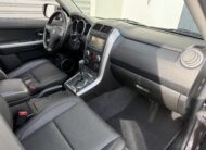 Suzuki Grand Vitara II 3.2 V6 Édition 20ème anniversaire 2009. SUV tout-terrain rare avec moteur 233 ch, intérieur cuir, toit ouvrant, caméra de recul et boîte automatique. Idéal pour les passionnés d’aventure et de véhicules robustes. Véhicule en excellent état avec suivi d’entretien