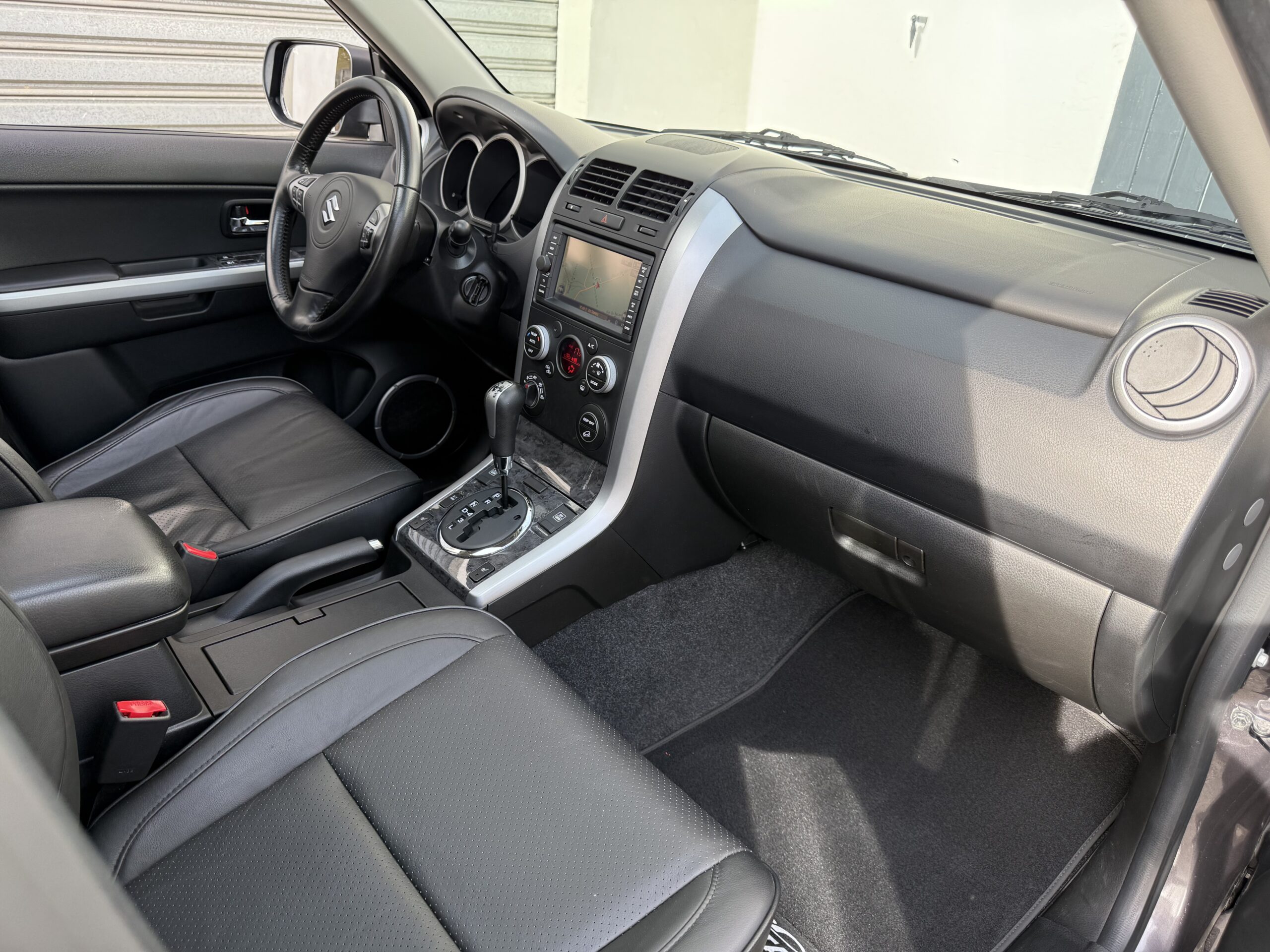 Suzuki Grand Vitara II 3.2 V6 Édition 20ème anniversaire 2009. SUV tout-terrain rare avec moteur 233 ch, intérieur cuir, toit ouvrant, caméra de recul et boîte automatique. Idéal pour les passionnés d’aventure et de véhicules robustes. Véhicule en excellent état avec suivi d’entretien