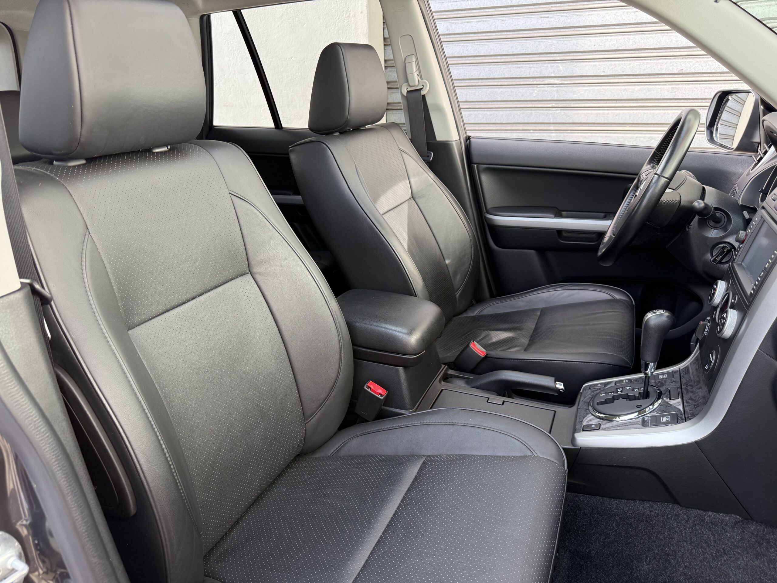 Suzuki Grand Vitara II 3.2 V6 Édition 20ème anniversaire 2009. SUV tout-terrain rare avec moteur 233 ch, intérieur cuir, toit ouvrant, caméra de recul et boîte automatique. Idéal pour les passionnés d’aventure et de véhicules robustes. Véhicule en excellent état avec suivi d’entretien