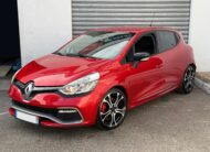 Renault Clio IV RS Trophy 220ch blanche en excellent état à vendre, compacte sportive équipée du moteur 1.6 Turbo EDC et du châssis Trophy pour une conduite performante. Troisième main avec 113 900 km, suivi d'entretien rigoureux, double des clés et carnet complet. Options haut de gamme incluant jantes 18 pouces avec étriers rouges, climatisation automatique, écran tactile R-Link avec GPS, caméra de recul, RS Monitor, sièges sport, volant avec palettes au volant et feux LED. Révision complète effectuée, garantie 6 mois incluse et financement possible. Prête à rouler pour les amateurs de sensations fortes