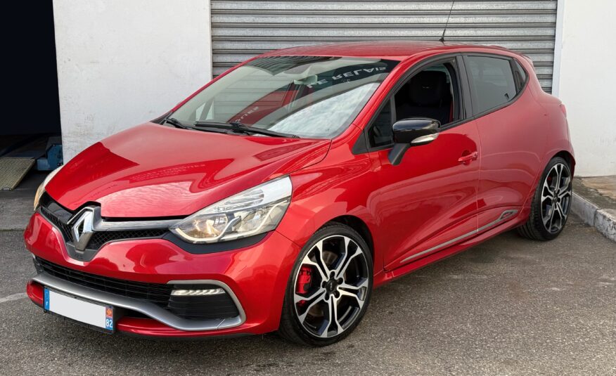 Renault Clio IV RS Trophy 220ch blanche en excellent état à vendre, compacte sportive équipée du moteur 1.6 Turbo EDC et du châssis Trophy pour une conduite performante. Troisième main avec 113 900 km, suivi d'entretien rigoureux, double des clés et carnet complet. Options haut de gamme incluant jantes 18 pouces avec étriers rouges, climatisation automatique, écran tactile R-Link avec GPS, caméra de recul, RS Monitor, sièges sport, volant avec palettes au volant et feux LED. Révision complète effectuée, garantie 6 mois incluse et financement possible. Prête à rouler pour les amateurs de sensations fortes