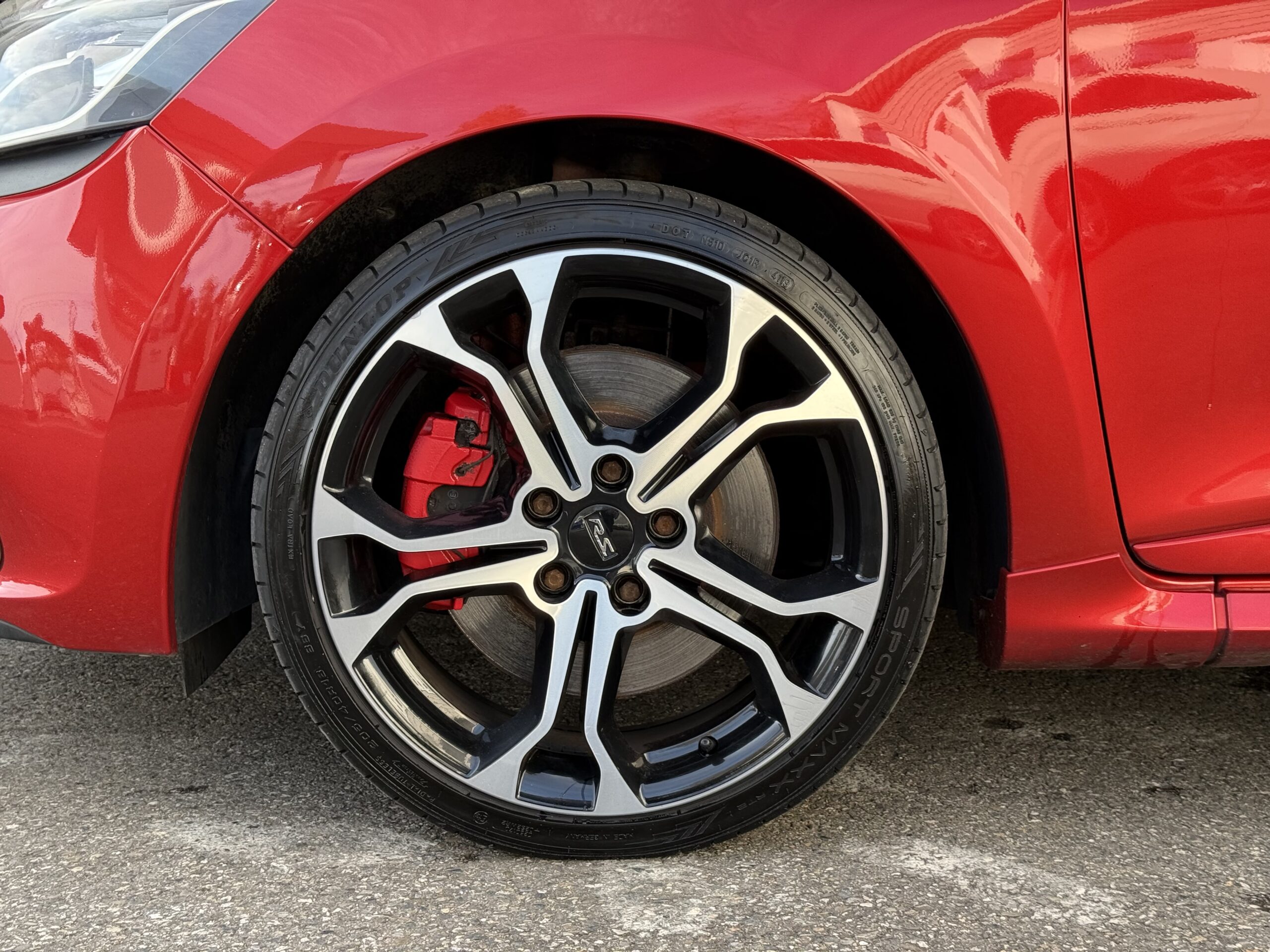 Renault Clio IV RS Trophy 220ch blanche en excellent état à vendre, compacte sportive équipée du moteur 1.6 Turbo EDC et du châssis Trophy pour une conduite performante. Troisième main avec 113 900 km, suivi d'entretien rigoureux, double des clés et carnet complet. Options haut de gamme incluant jantes 18 pouces avec étriers rouges, climatisation automatique, écran tactile R-Link avec GPS, caméra de recul, RS Monitor, sièges sport, volant avec palettes au volant et feux LED. Révision complète effectuée, garantie 6 mois incluse et financement possible. Prête à rouler pour les amateurs de sensations fortes