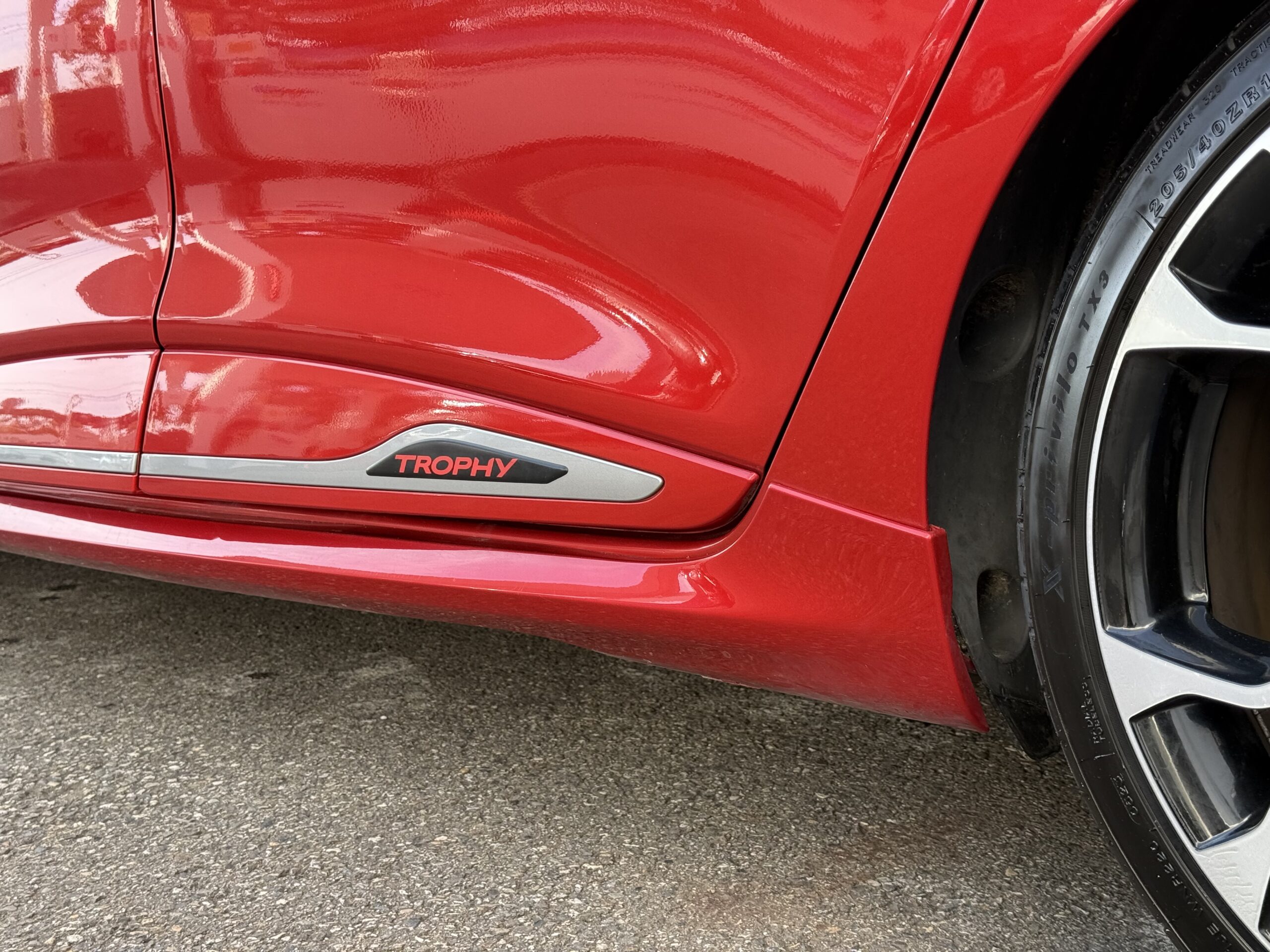 Renault Clio IV RS Trophy 220ch blanche en excellent état à vendre, compacte sportive équipée du moteur 1.6 Turbo EDC et du châssis Trophy pour une conduite performante. Troisième main avec 113 900 km, suivi d'entretien rigoureux, double des clés et carnet complet. Options haut de gamme incluant jantes 18 pouces avec étriers rouges, climatisation automatique, écran tactile R-Link avec GPS, caméra de recul, RS Monitor, sièges sport, volant avec palettes au volant et feux LED. Révision complète effectuée, garantie 6 mois incluse et financement possible. Prête à rouler pour les amateurs de sensations fortes