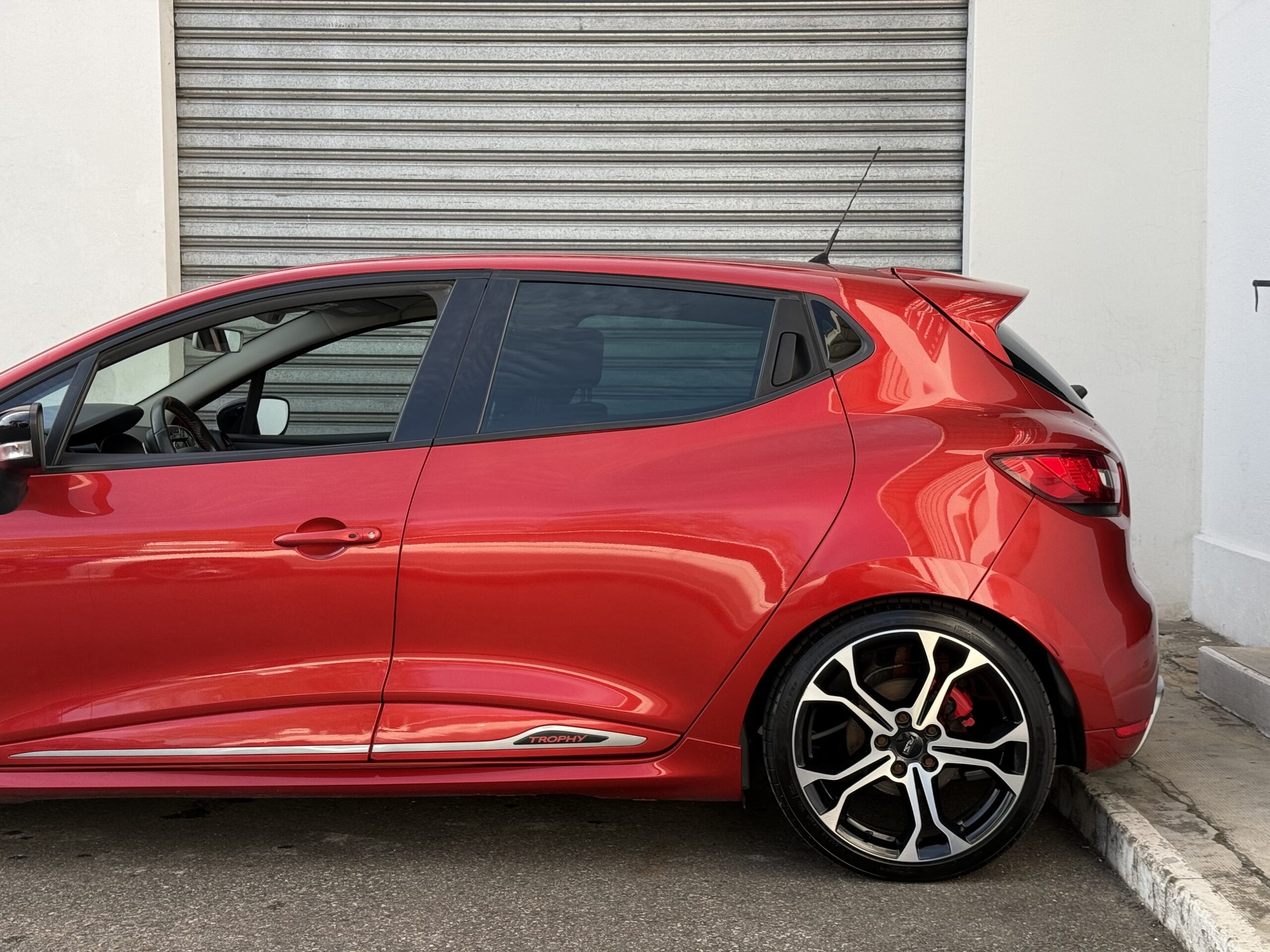 Renault Clio IV RS Trophy 220ch blanche en excellent état à vendre, compacte sportive équipée du moteur 1.6 Turbo EDC et du châssis Trophy pour une conduite performante. Troisième main avec 113 900 km, suivi d'entretien rigoureux, double des clés et carnet complet. Options haut de gamme incluant jantes 18 pouces avec étriers rouges, climatisation automatique, écran tactile R-Link avec GPS, caméra de recul, RS Monitor, sièges sport, volant avec palettes au volant et feux LED. Révision complète effectuée, garantie 6 mois incluse et financement possible. Prête à rouler pour les amateurs de sensations fortes