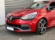 Renault Clio IV RS Trophy 220ch blanche en excellent état à vendre, compacte sportive équipée du moteur 1.6 Turbo EDC et du châssis Trophy pour une conduite performante. Troisième main avec 113 900 km, suivi d'entretien rigoureux, double des clés et carnet complet. Options haut de gamme incluant jantes 18 pouces avec étriers rouges, climatisation automatique, écran tactile R-Link avec GPS, caméra de recul, RS Monitor, sièges sport, volant avec palettes au volant et feux LED. Révision complète effectuée, garantie 6 mois incluse et financement possible. Prête à rouler pour les amateurs de sensations fortes