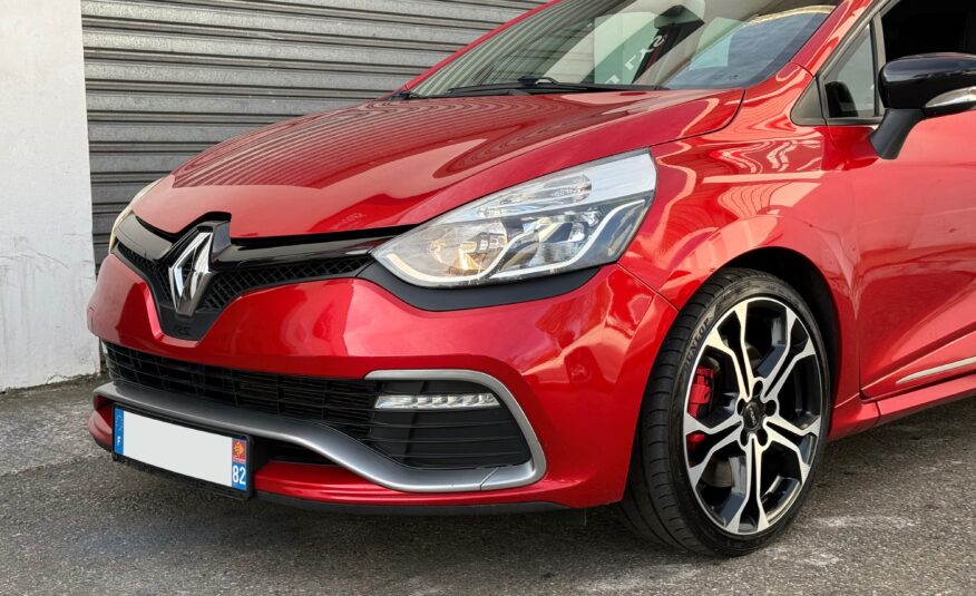 Renault Clio IV RS Trophy 220ch blanche en excellent état à vendre, compacte sportive équipée du moteur 1.6 Turbo EDC et du châssis Trophy pour une conduite performante. Troisième main avec 113 900 km, suivi d'entretien rigoureux, double des clés et carnet complet. Options haut de gamme incluant jantes 18 pouces avec étriers rouges, climatisation automatique, écran tactile R-Link avec GPS, caméra de recul, RS Monitor, sièges sport, volant avec palettes au volant et feux LED. Révision complète effectuée, garantie 6 mois incluse et financement possible. Prête à rouler pour les amateurs de sensations fortes