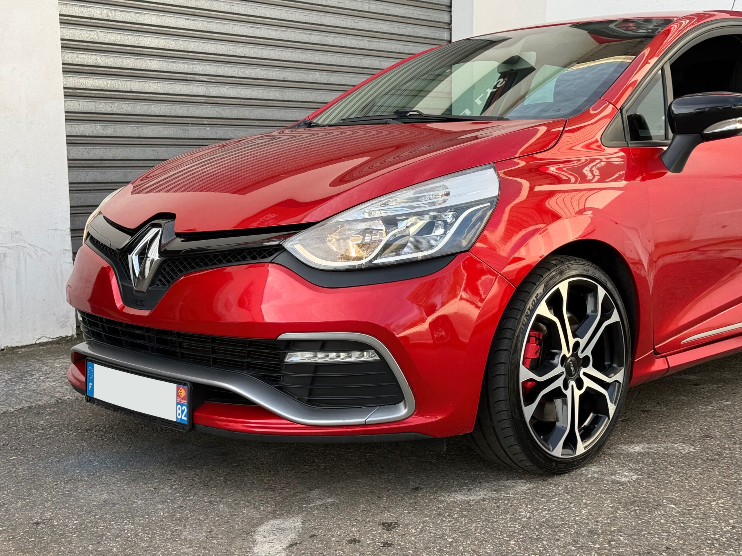 Renault Clio IV RS Trophy 220ch blanche en excellent état à vendre, compacte sportive équipée du moteur 1.6 Turbo EDC et du châssis Trophy pour une conduite performante. Troisième main avec 113 900 km, suivi d'entretien rigoureux, double des clés et carnet complet. Options haut de gamme incluant jantes 18 pouces avec étriers rouges, climatisation automatique, écran tactile R-Link avec GPS, caméra de recul, RS Monitor, sièges sport, volant avec palettes au volant et feux LED. Révision complète effectuée, garantie 6 mois incluse et financement possible. Prête à rouler pour les amateurs de sensations fortes