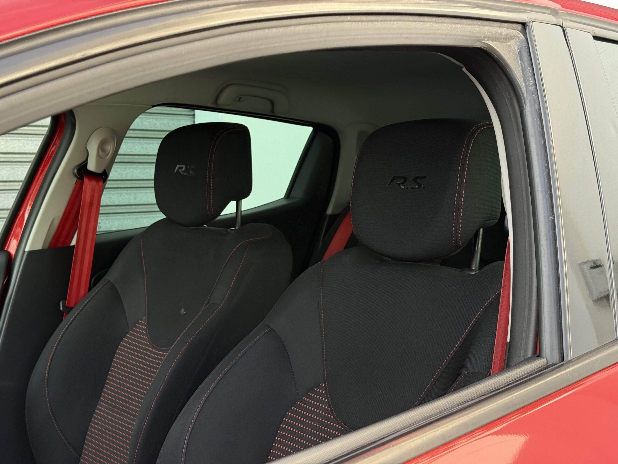 Renault Clio IV RS Trophy 220ch blanche en excellent état à vendre, compacte sportive équipée du moteur 1.6 Turbo EDC et du châssis Trophy pour une conduite performante. Troisième main avec 113 900 km, suivi d'entretien rigoureux, double des clés et carnet complet. Options haut de gamme incluant jantes 18 pouces avec étriers rouges, climatisation automatique, écran tactile R-Link avec GPS, caméra de recul, RS Monitor, sièges sport, volant avec palettes au volant et feux LED. Révision complète effectuée, garantie 6 mois incluse et financement possible. Prête à rouler pour les amateurs de sensations fortes