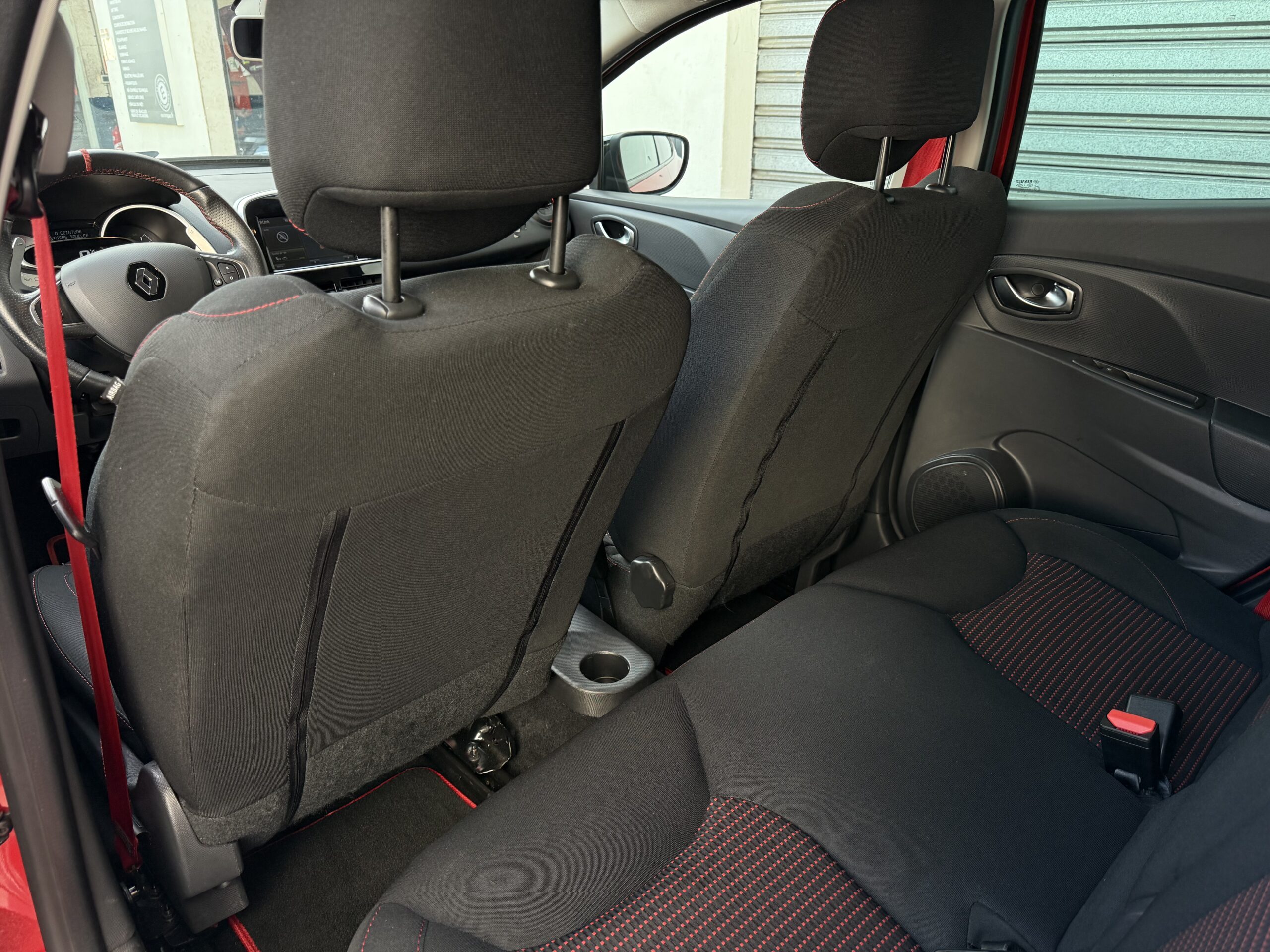 Renault Clio IV RS Trophy 220ch blanche en excellent état à vendre, compacte sportive équipée du moteur 1.6 Turbo EDC et du châssis Trophy pour une conduite performante. Troisième main avec 113 900 km, suivi d'entretien rigoureux, double des clés et carnet complet. Options haut de gamme incluant jantes 18 pouces avec étriers rouges, climatisation automatique, écran tactile R-Link avec GPS, caméra de recul, RS Monitor, sièges sport, volant avec palettes au volant et feux LED. Révision complète effectuée, garantie 6 mois incluse et financement possible. Prête à rouler pour les amateurs de sensations fortes