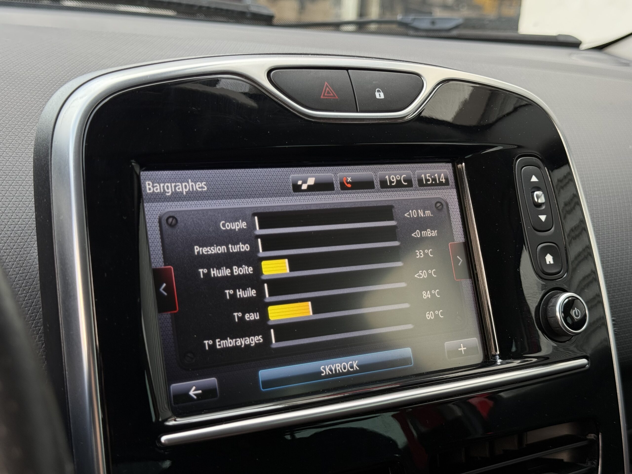 Renault Clio IV RS Trophy 220ch blanche en excellent état à vendre, compacte sportive équipée du moteur 1.6 Turbo EDC et du châssis Trophy pour une conduite performante. Troisième main avec 113 900 km, suivi d'entretien rigoureux, double des clés et carnet complet. Options haut de gamme incluant jantes 18 pouces avec étriers rouges, climatisation automatique, écran tactile R-Link avec GPS, caméra de recul, RS Monitor, sièges sport, volant avec palettes au volant et feux LED. Révision complète effectuée, garantie 6 mois incluse et financement possible. Prête à rouler pour les amateurs de sensations fortes