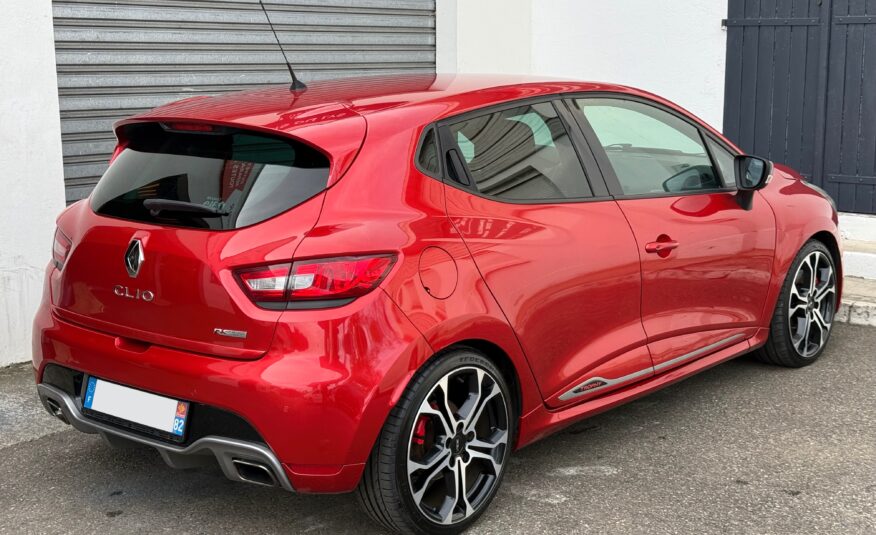 Renault Clio IV RS Trophy 220ch blanche en excellent état à vendre, compacte sportive équipée du moteur 1.6 Turbo EDC et du châssis Trophy pour une conduite performante. Troisième main avec 113 900 km, suivi d'entretien rigoureux, double des clés et carnet complet. Options haut de gamme incluant jantes 18 pouces avec étriers rouges, climatisation automatique, écran tactile R-Link avec GPS, caméra de recul, RS Monitor, sièges sport, volant avec palettes au volant et feux LED. Révision complète effectuée, garantie 6 mois incluse et financement possible. Prête à rouler pour les amateurs de sensations fortes