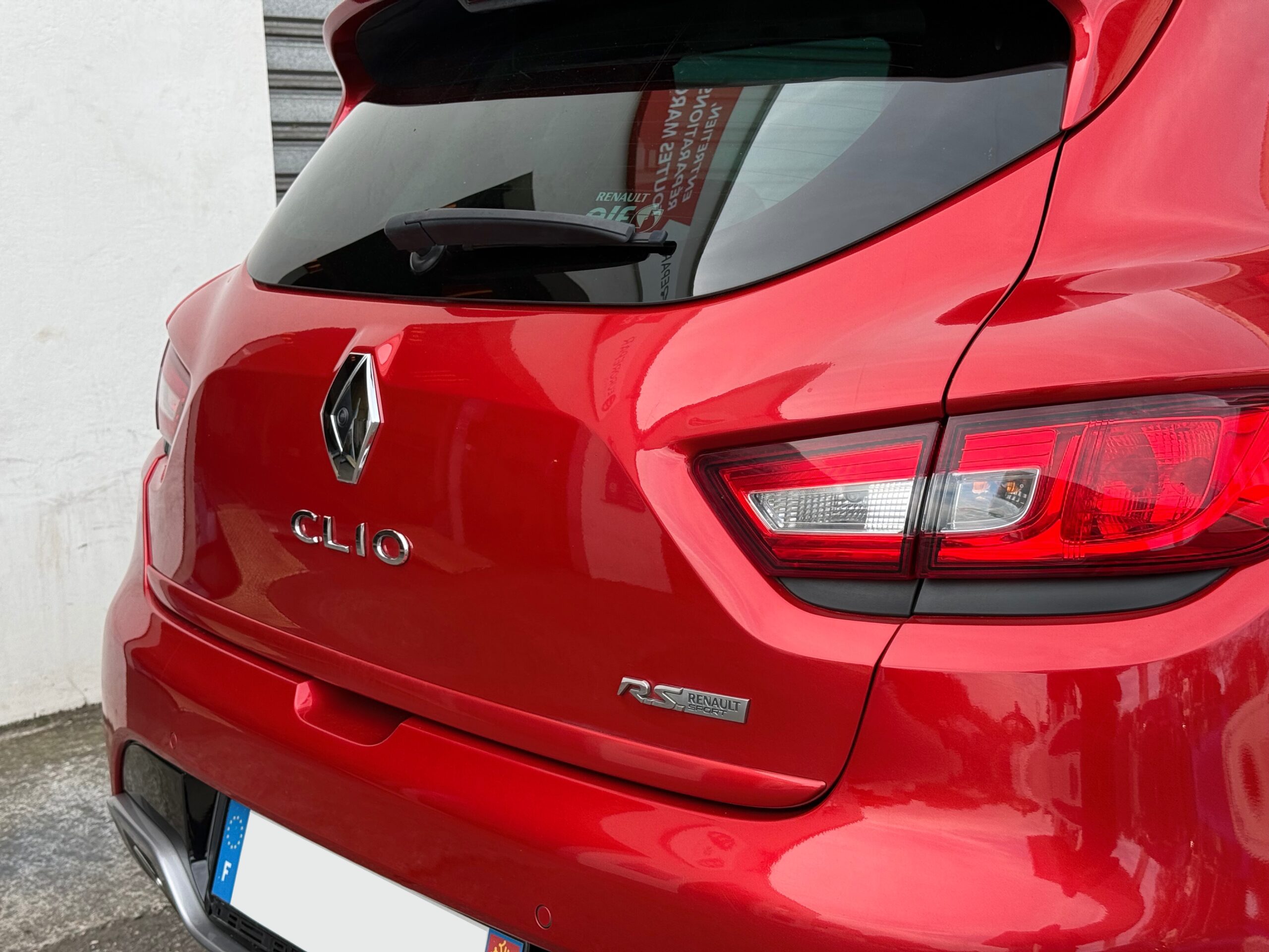 Renault Clio IV RS Trophy 220ch blanche en excellent état à vendre, compacte sportive équipée du moteur 1.6 Turbo EDC et du châssis Trophy pour une conduite performante. Troisième main avec 113 900 km, suivi d'entretien rigoureux, double des clés et carnet complet. Options haut de gamme incluant jantes 18 pouces avec étriers rouges, climatisation automatique, écran tactile R-Link avec GPS, caméra de recul, RS Monitor, sièges sport, volant avec palettes au volant et feux LED. Révision complète effectuée, garantie 6 mois incluse et financement possible. Prête à rouler pour les amateurs de sensations fortes