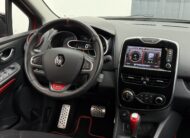 Renault Clio IV RS Trophy 220ch blanche en excellent état à vendre, compacte sportive équipée du moteur 1.6 Turbo EDC et du châssis Trophy pour une conduite performante. Troisième main avec 113 900 km, suivi d'entretien rigoureux, double des clés et carnet complet. Options haut de gamme incluant jantes 18 pouces avec étriers rouges, climatisation automatique, écran tactile R-Link avec GPS, caméra de recul, RS Monitor, sièges sport, volant avec palettes au volant et feux LED. Révision complète effectuée, garantie 6 mois incluse et financement possible. Prête à rouler pour les amateurs de sensations fortes