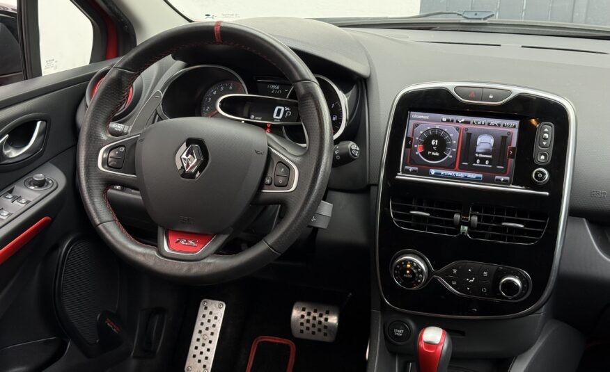 Renault Clio IV RS Trophy 220ch blanche en excellent état à vendre, compacte sportive équipée du moteur 1.6 Turbo EDC et du châssis Trophy pour une conduite performante. Troisième main avec 113 900 km, suivi d'entretien rigoureux, double des clés et carnet complet. Options haut de gamme incluant jantes 18 pouces avec étriers rouges, climatisation automatique, écran tactile R-Link avec GPS, caméra de recul, RS Monitor, sièges sport, volant avec palettes au volant et feux LED. Révision complète effectuée, garantie 6 mois incluse et financement possible. Prête à rouler pour les amateurs de sensations fortes