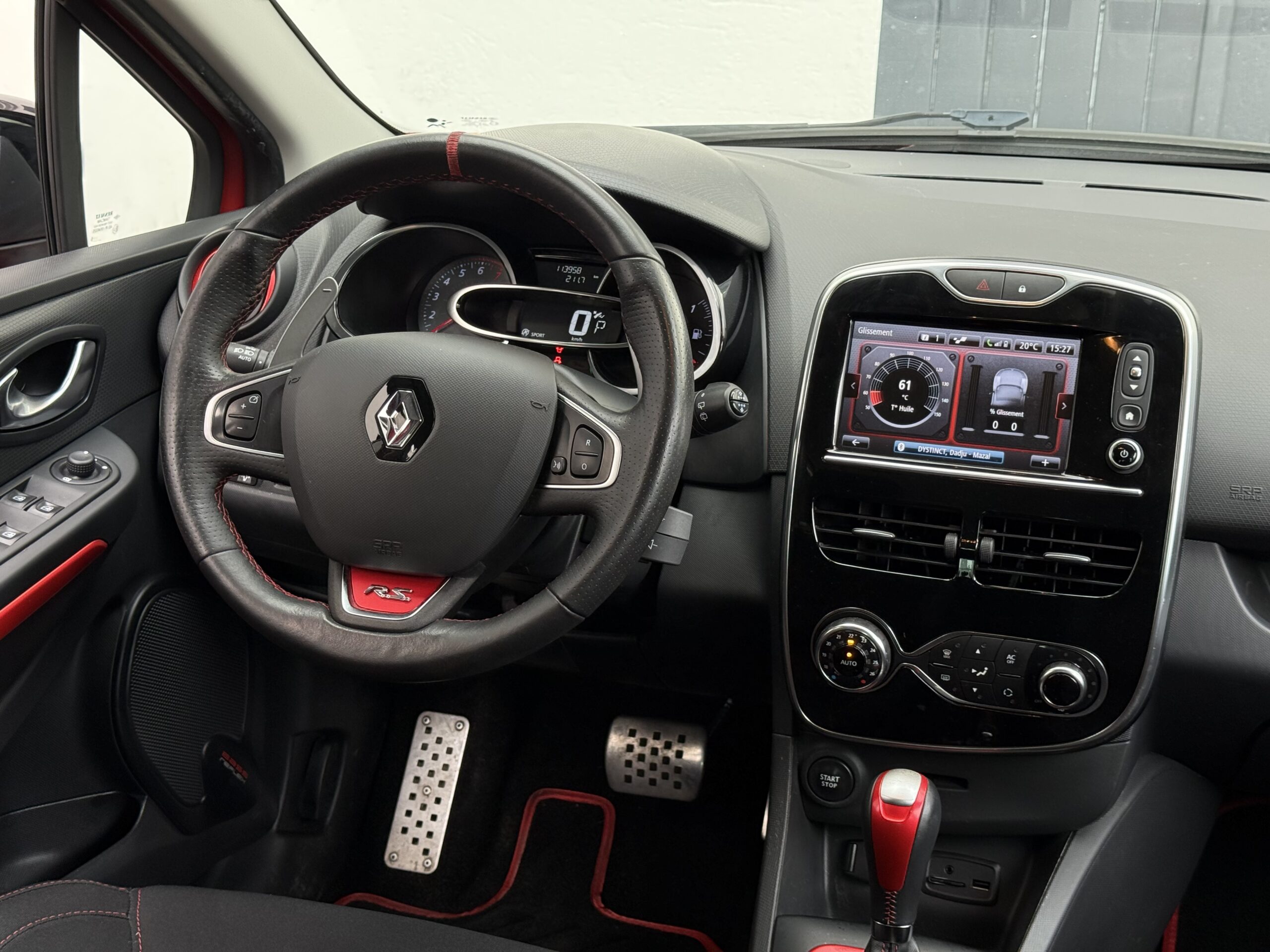 Renault Clio IV RS Trophy 220ch blanche en excellent état à vendre, compacte sportive équipée du moteur 1.6 Turbo EDC et du châssis Trophy pour une conduite performante. Troisième main avec 113 900 km, suivi d'entretien rigoureux, double des clés et carnet complet. Options haut de gamme incluant jantes 18 pouces avec étriers rouges, climatisation automatique, écran tactile R-Link avec GPS, caméra de recul, RS Monitor, sièges sport, volant avec palettes au volant et feux LED. Révision complète effectuée, garantie 6 mois incluse et financement possible. Prête à rouler pour les amateurs de sensations fortes