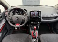 Renault Clio IV RS Trophy 220ch blanche en excellent état à vendre, compacte sportive équipée du moteur 1.6 Turbo EDC et du châssis Trophy pour une conduite performante. Troisième main avec 113 900 km, suivi d'entretien rigoureux, double des clés et carnet complet. Options haut de gamme incluant jantes 18 pouces avec étriers rouges, climatisation automatique, écran tactile R-Link avec GPS, caméra de recul, RS Monitor, sièges sport, volant avec palettes au volant et feux LED. Révision complète effectuée, garantie 6 mois incluse et financement possible. Prête à rouler pour les amateurs de sensations fortes