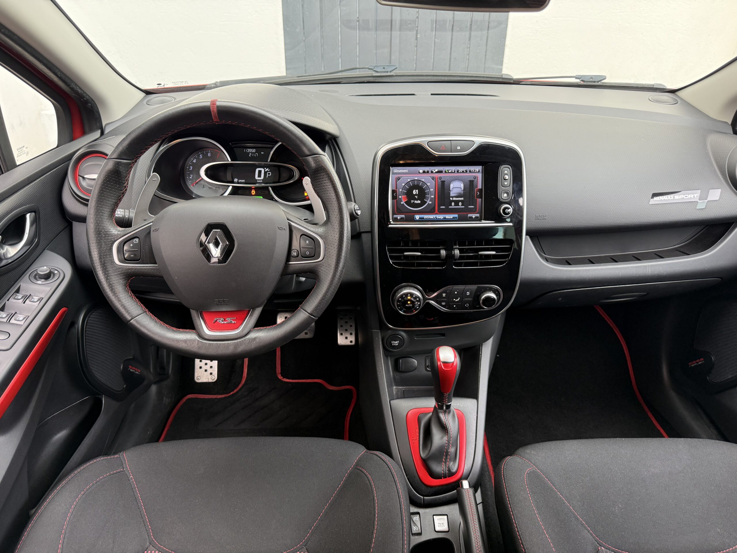 Renault Clio IV RS Trophy 220ch blanche en excellent état à vendre, compacte sportive équipée du moteur 1.6 Turbo EDC et du châssis Trophy pour une conduite performante. Troisième main avec 113 900 km, suivi d'entretien rigoureux, double des clés et carnet complet. Options haut de gamme incluant jantes 18 pouces avec étriers rouges, climatisation automatique, écran tactile R-Link avec GPS, caméra de recul, RS Monitor, sièges sport, volant avec palettes au volant et feux LED. Révision complète effectuée, garantie 6 mois incluse et financement possible. Prête à rouler pour les amateurs de sensations fortes