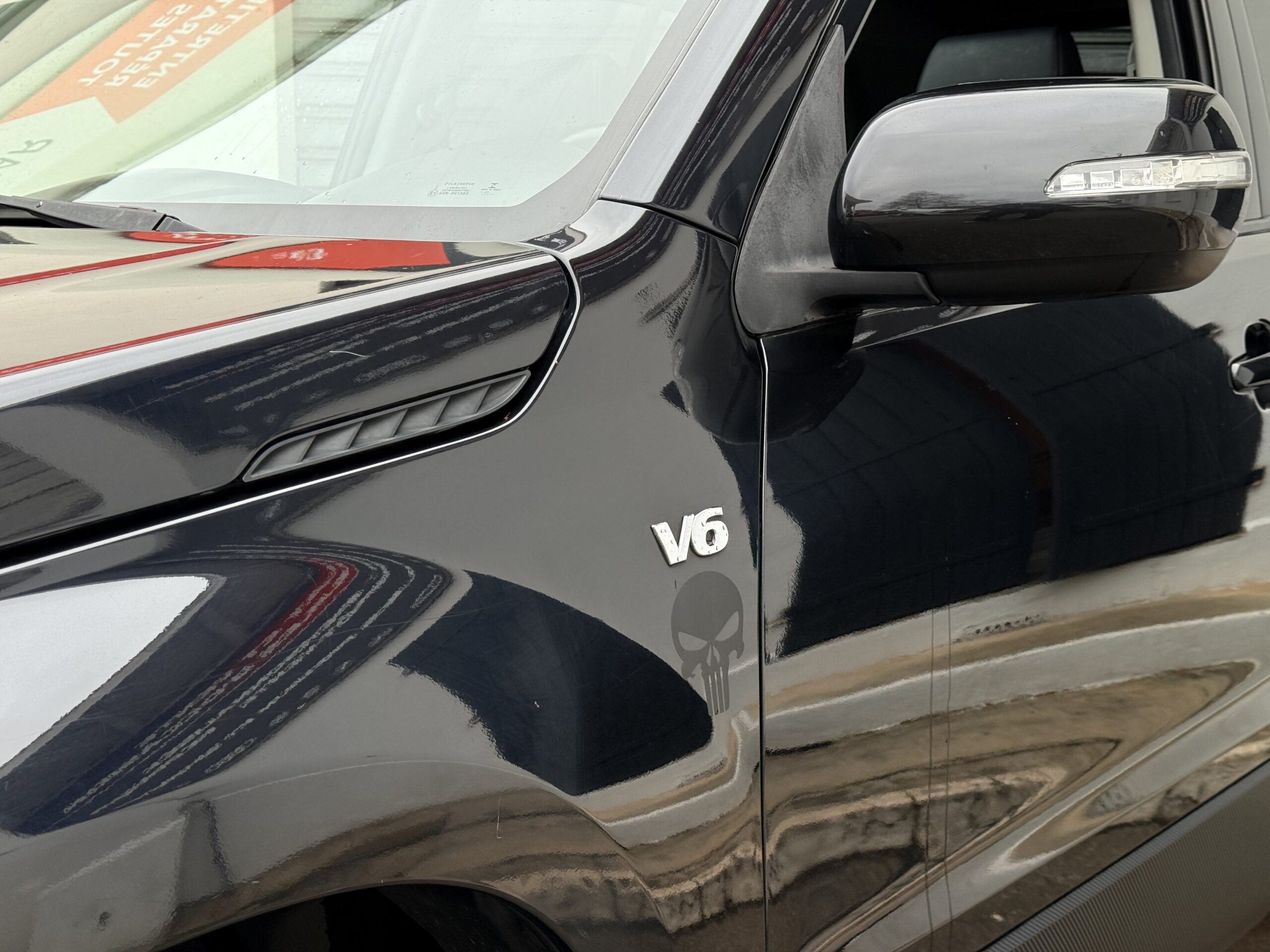 Suzuki Grand Vitara II 3.2 V6 Édition 20ème anniversaire 2009. SUV tout-terrain rare avec moteur 233 ch, intérieur cuir, toit ouvrant, boîte automatique. Idéal pour les passionnés d’aventure et de véhicules robustes. Véhicule en excellent état avec suivi d’entretien