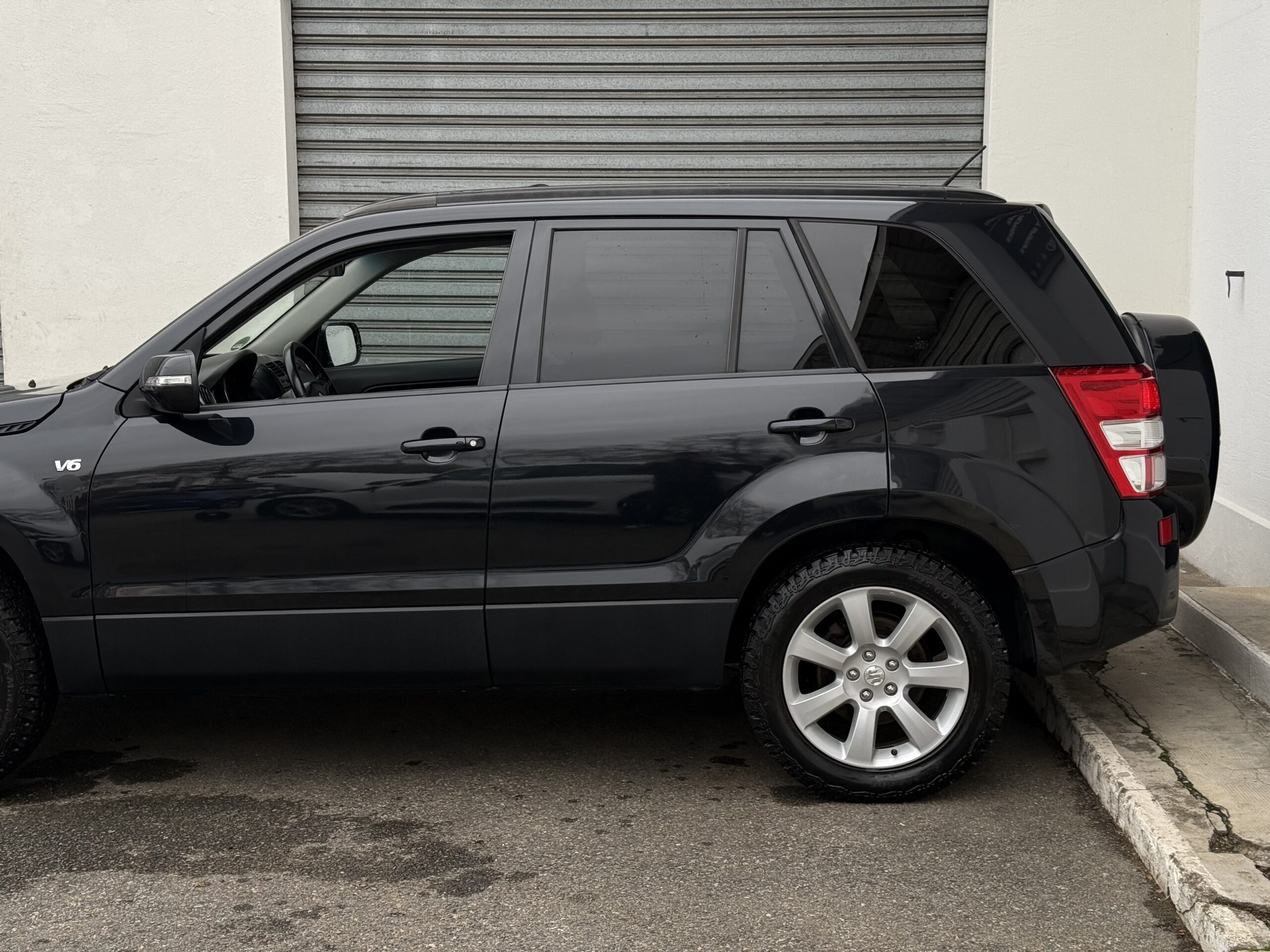 Suzuki Grand Vitara II 3.2 V6 Édition 20ème anniversaire 2009. SUV tout-terrain rare avec moteur 233 ch, intérieur cuir, toit ouvrant, boîte automatique. Idéal pour les passionnés d’aventure et de véhicules robustes. Véhicule en excellent état avec suivi d’entretien